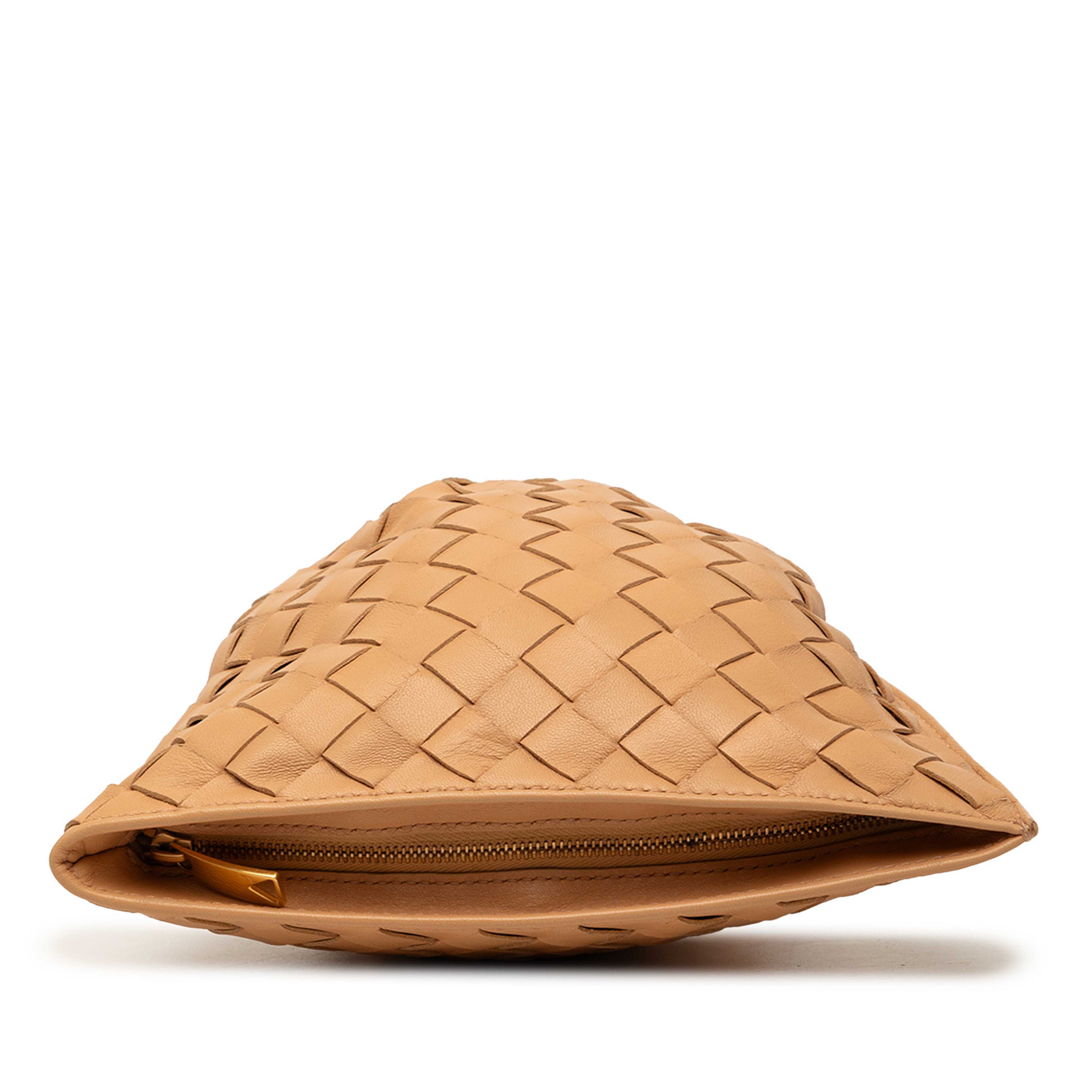 Bottega Veneta Nappa Intrecciato Bv Twist Clutch, från Luxclusif, i färgen camel. Klicka för att öppna bilden i stort format