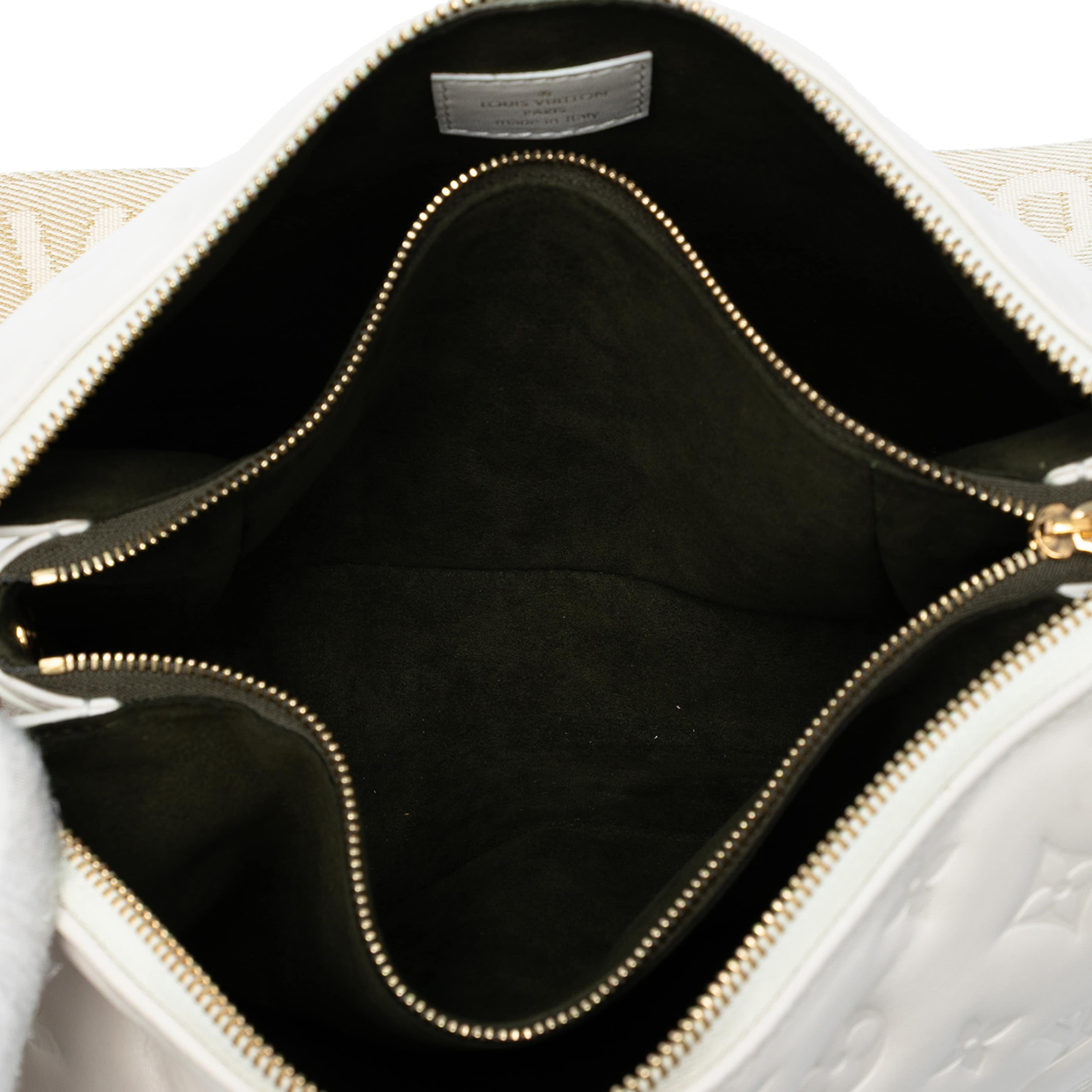 Louis Vuitton Monogram Embossed Puffy Lambskin Coussin Pm, från Luxclusif, i färgen white. Klicka för att öppna bilden i stort format