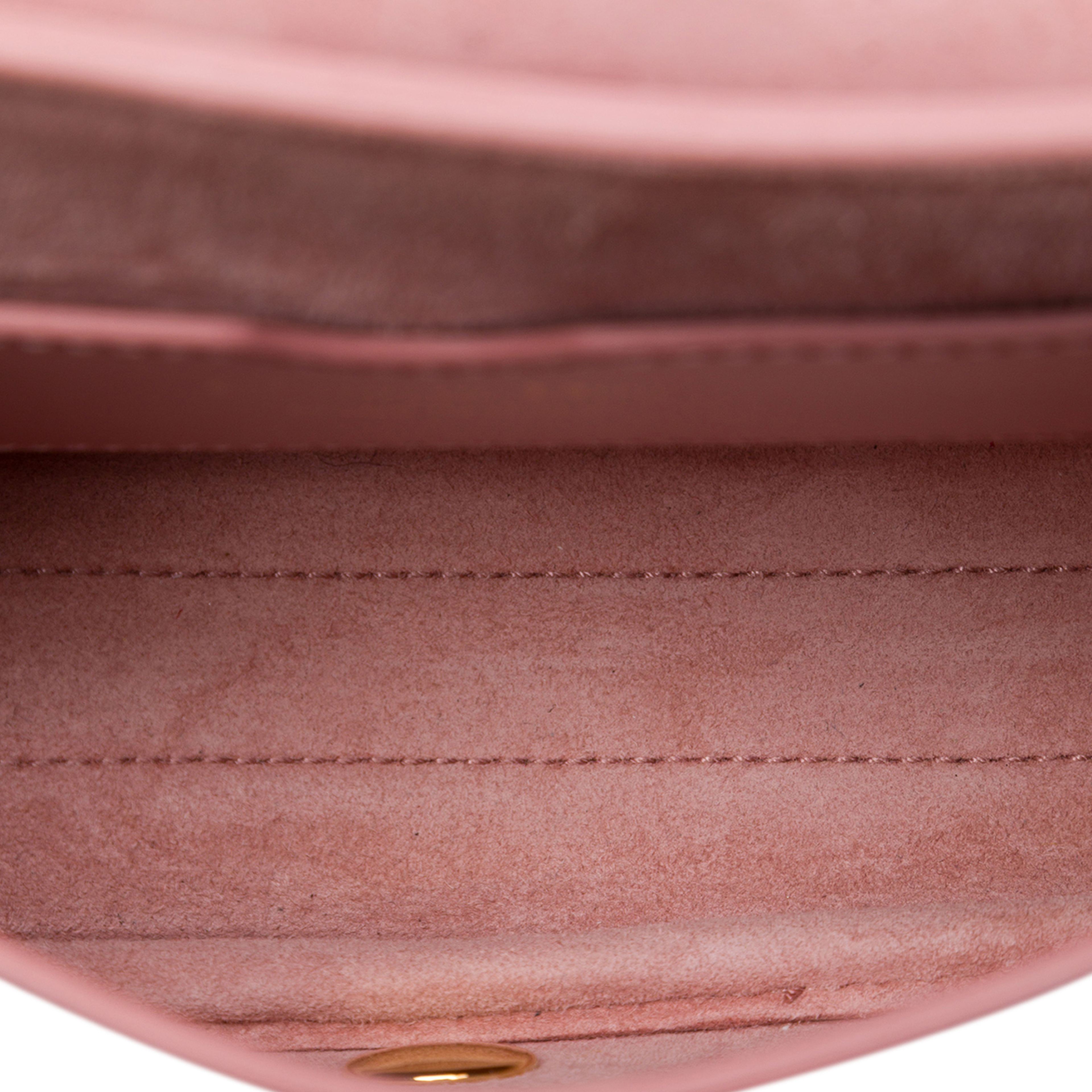 Dior Small Leather Bobby Crossbody, från Luxclusif, i färgen rosa. Klicka för att öppna bilden i stort format