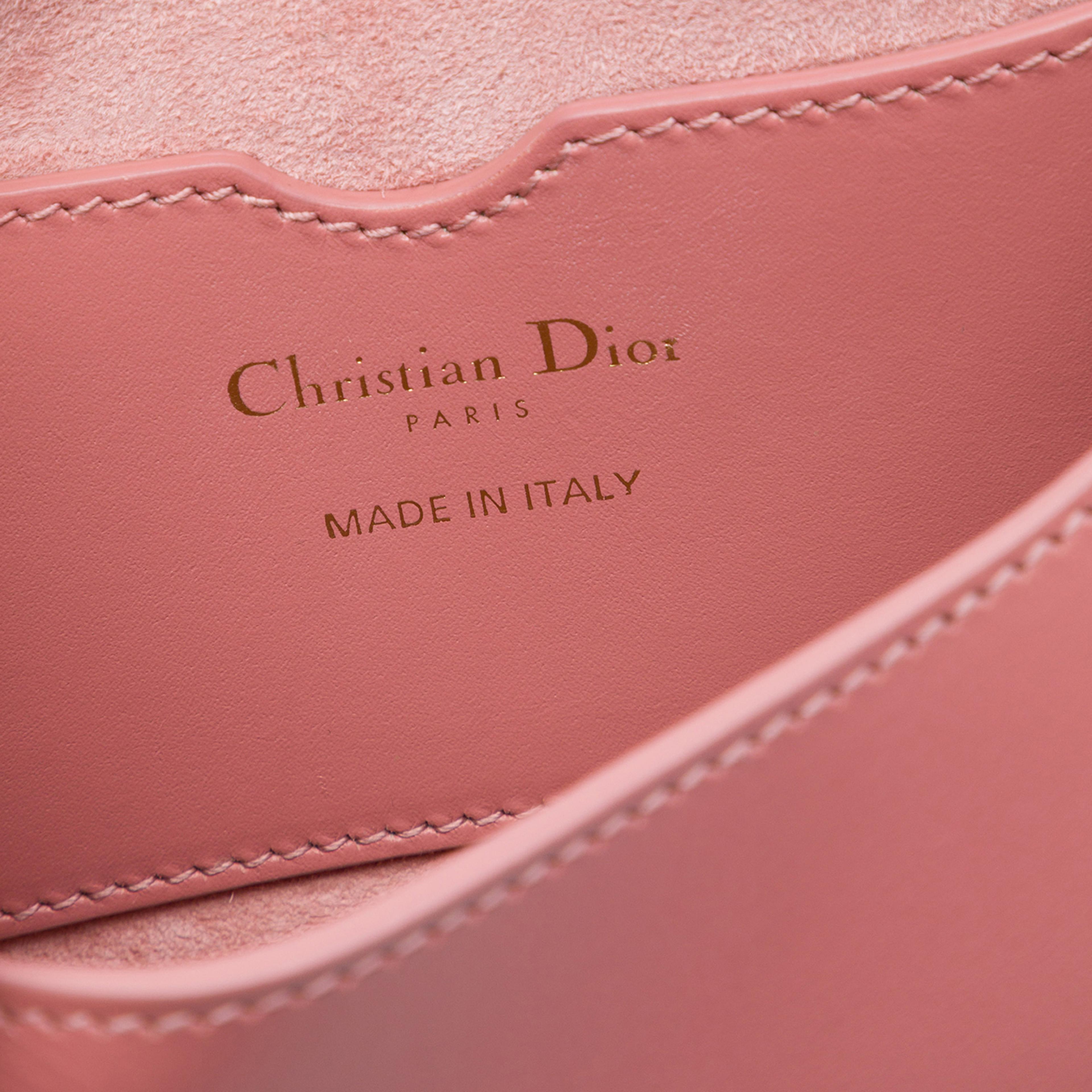 Dior Small Leather Bobby Crossbody, från Luxclusif, i färgen rosa. Klicka för att öppna bilden i stort format