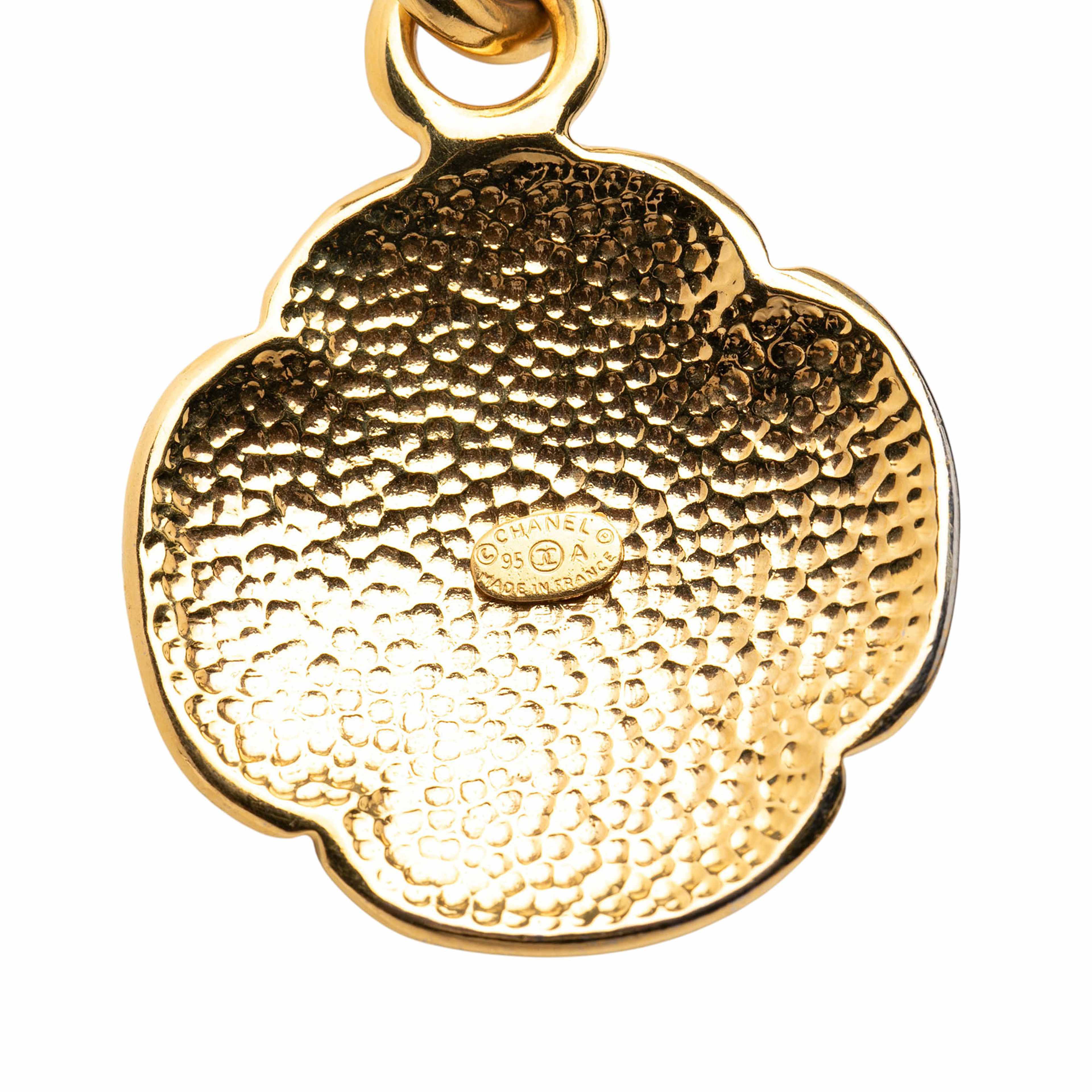 Chanel Gold Plated Cc Medallion Pendant Necklace, från Luxclusif, i färgen gold. Klicka för att öppna bilden i stort format