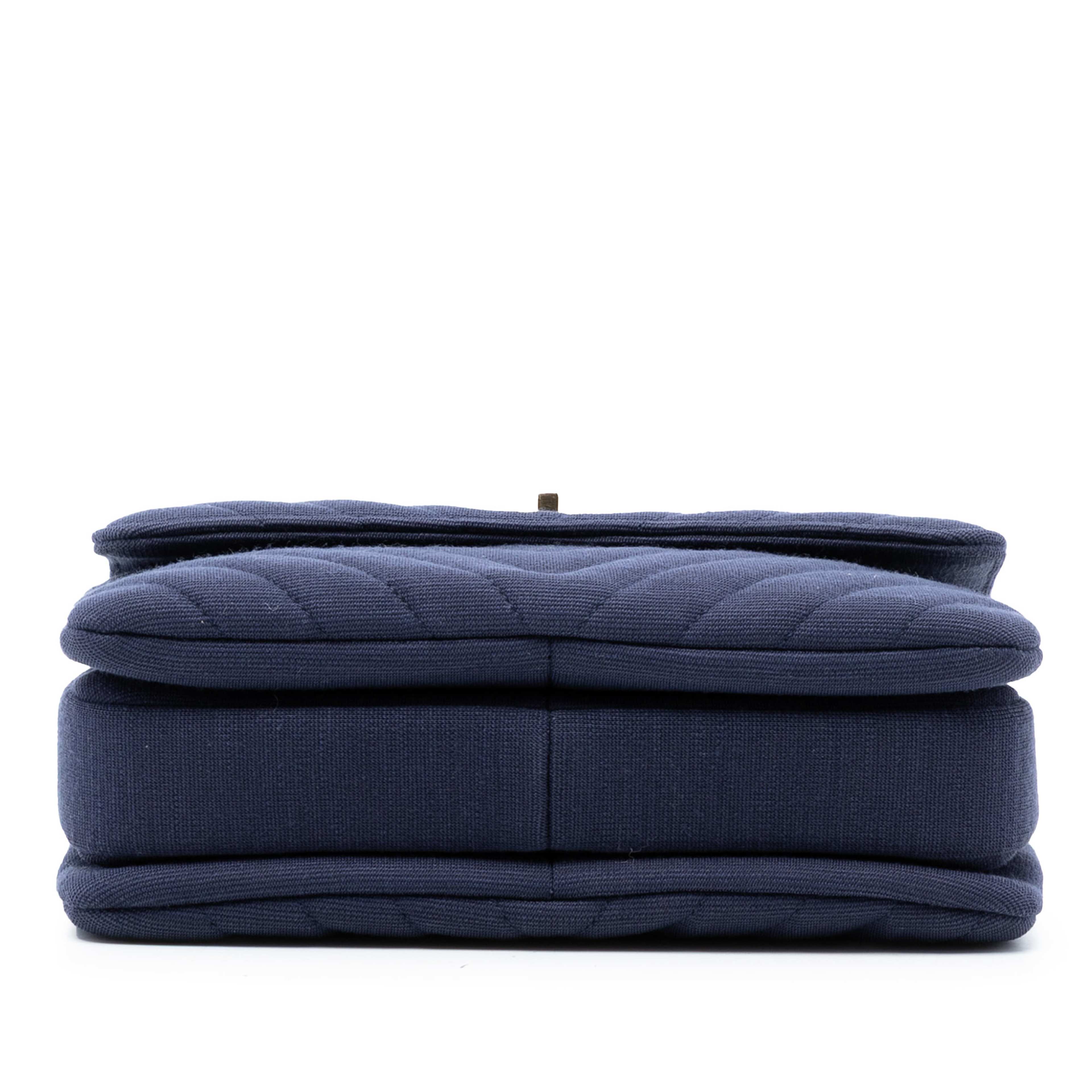 Chanel Small Chevron Jersey Trendy Cc Top Handle Flap, från Luxclusif, i färgen dark blue. Klicka för att öppna bilden i stort format