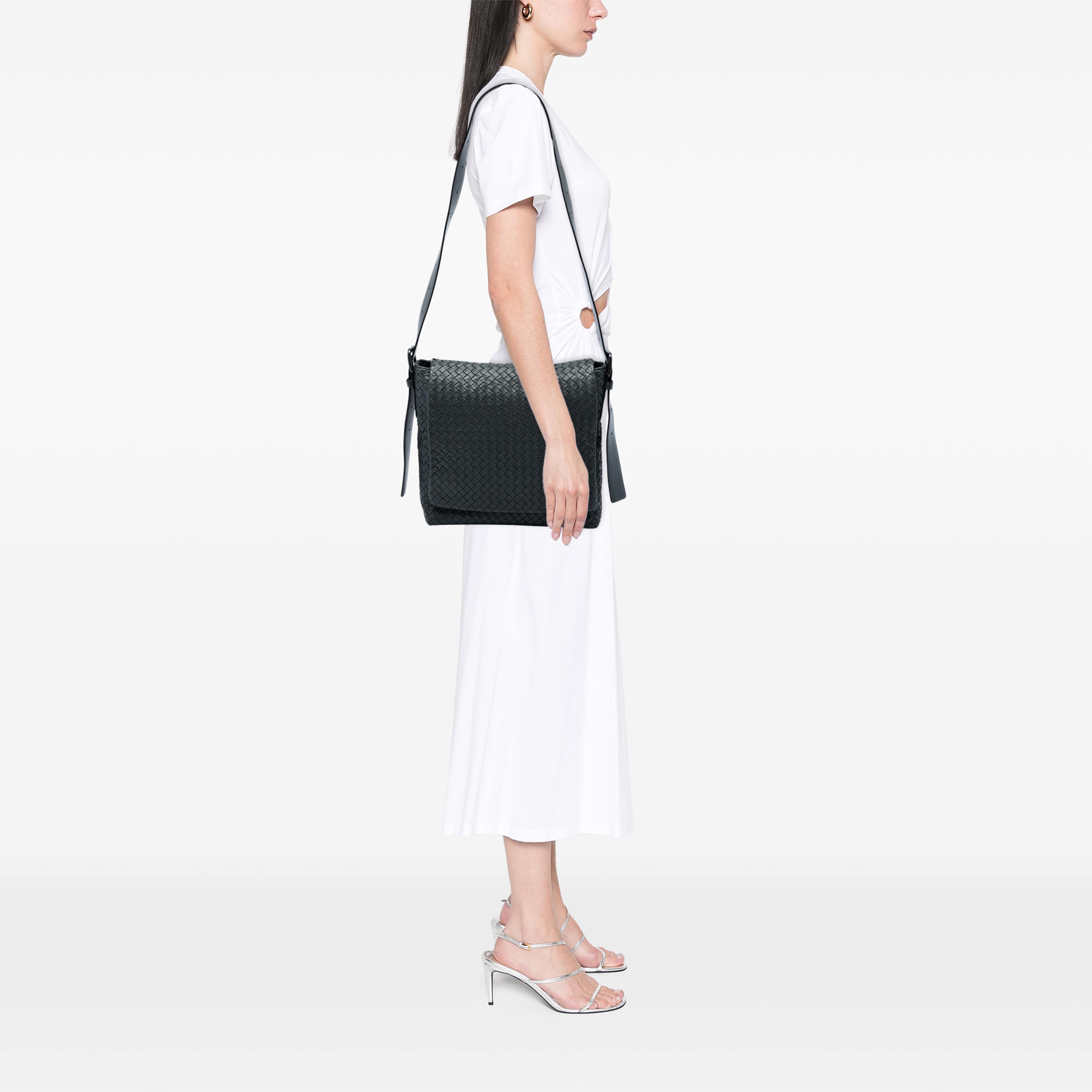 Bottega Veneta Nappa Intrecciato Messenger Bag, från Luxclusif, i färgen grå. Klicka för att öppna bilden i stort format