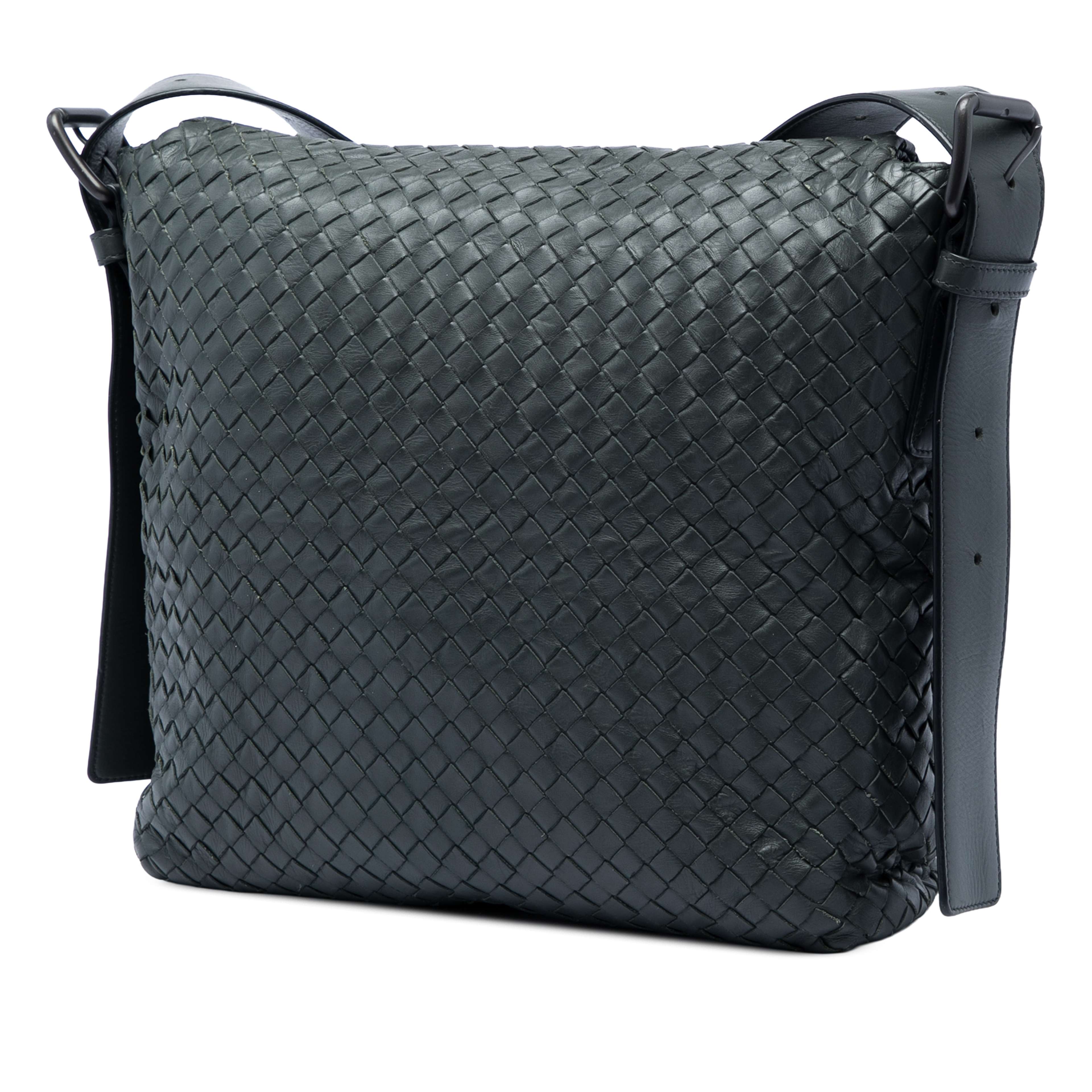 Bottega Veneta Nappa Intrecciato Messenger Bag, från Luxclusif, i färgen grå. Klicka för att öppna bilden i stort format