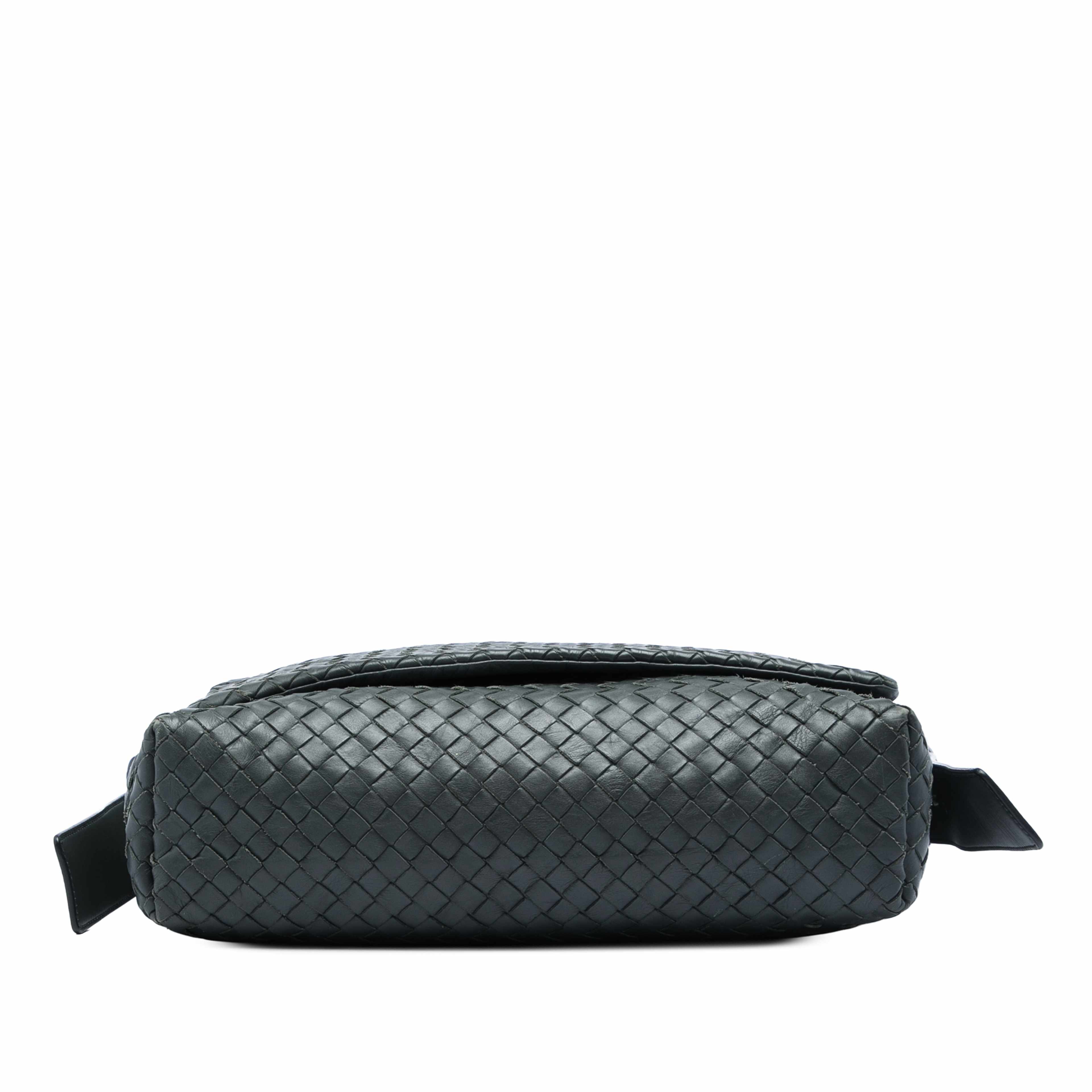 Bottega Veneta Nappa Intrecciato Messenger Bag, från Luxclusif, i färgen grå. Klicka för att öppna bilden i stort format