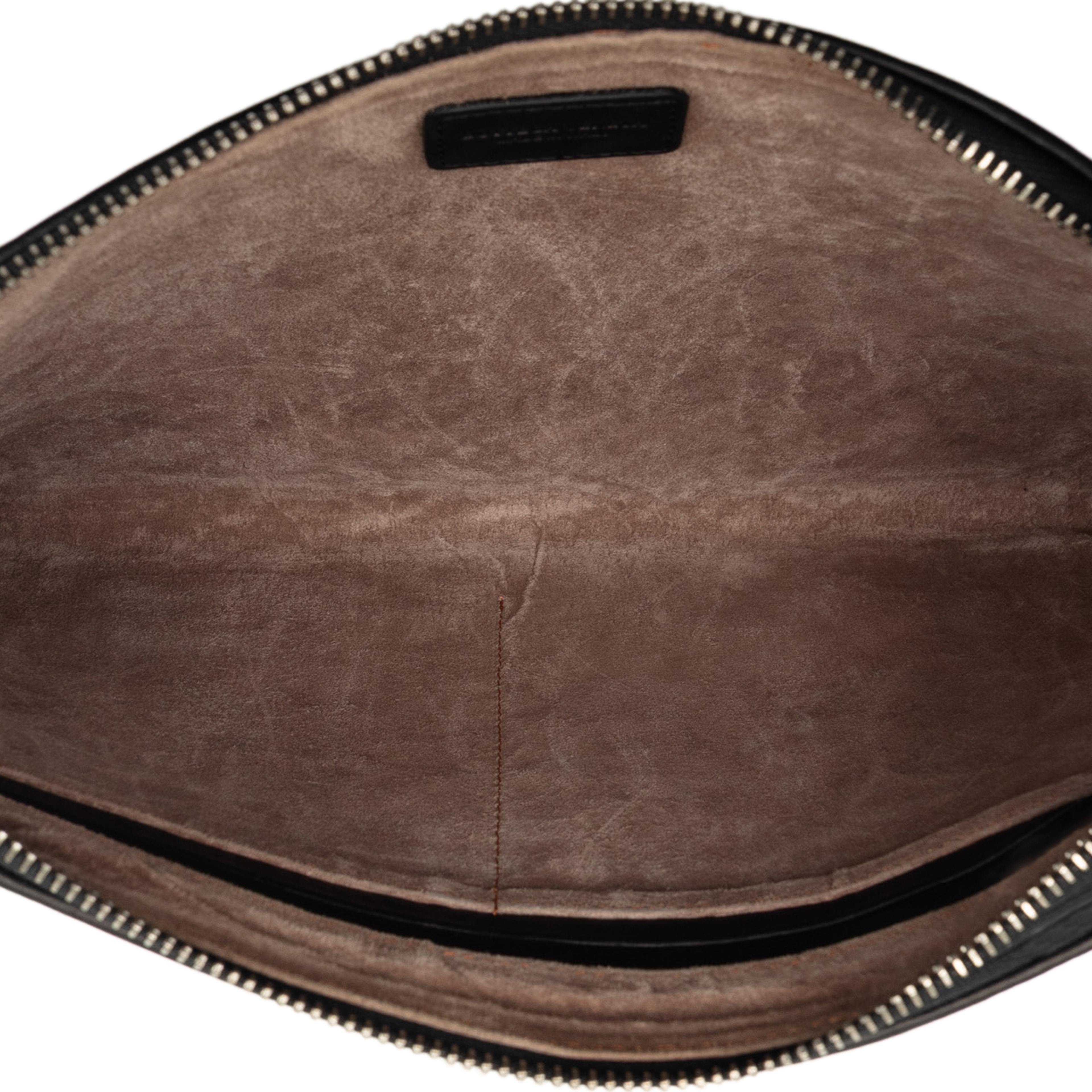Bottega Veneta Nappa Intrecciato Wristlet Clutch, från Luxclusif, i färgen black. Klicka för att öppna bilden i stort format