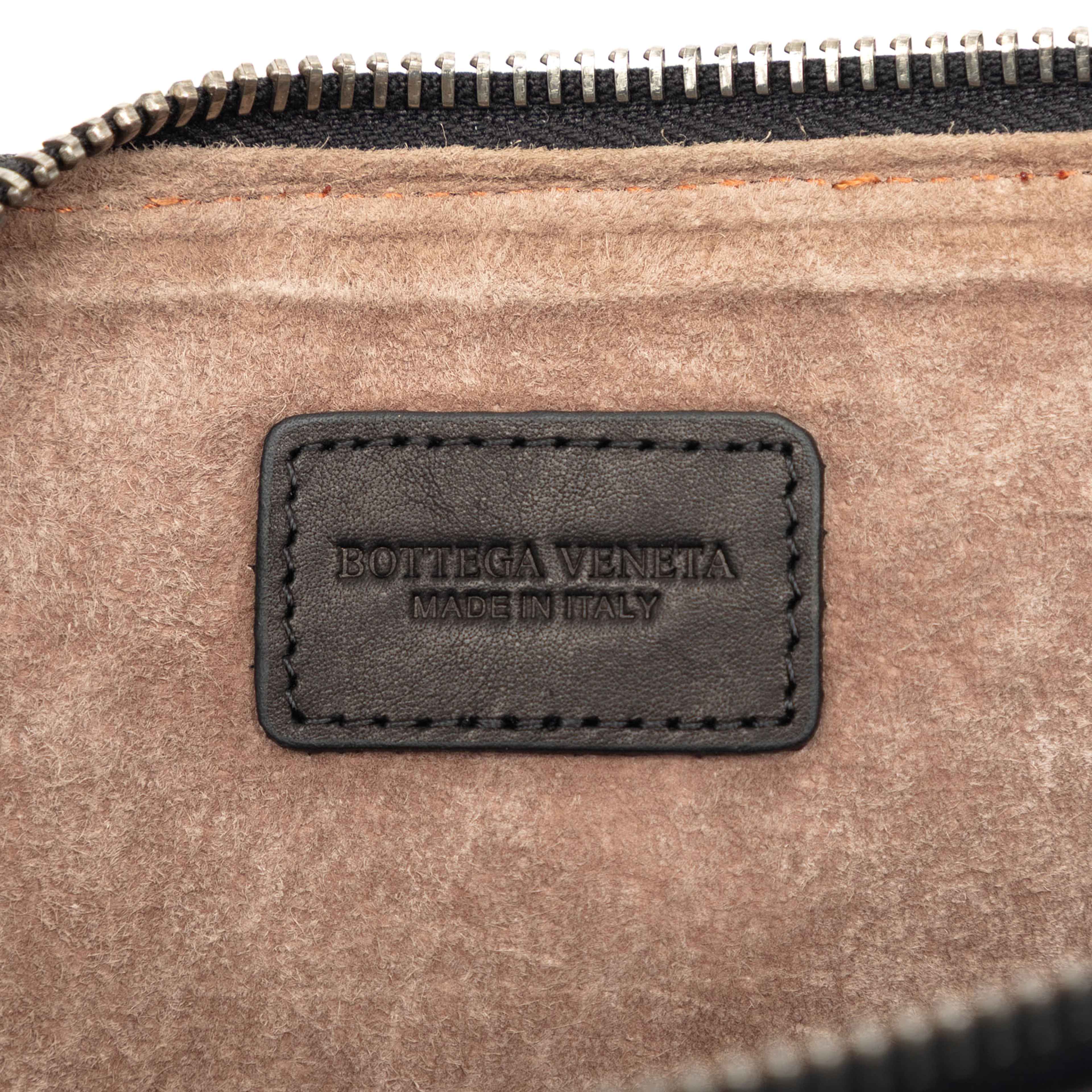 Bottega Veneta Nappa Intrecciato Wristlet Clutch, från Luxclusif, i färgen black. Klicka för att öppna bilden i stort format