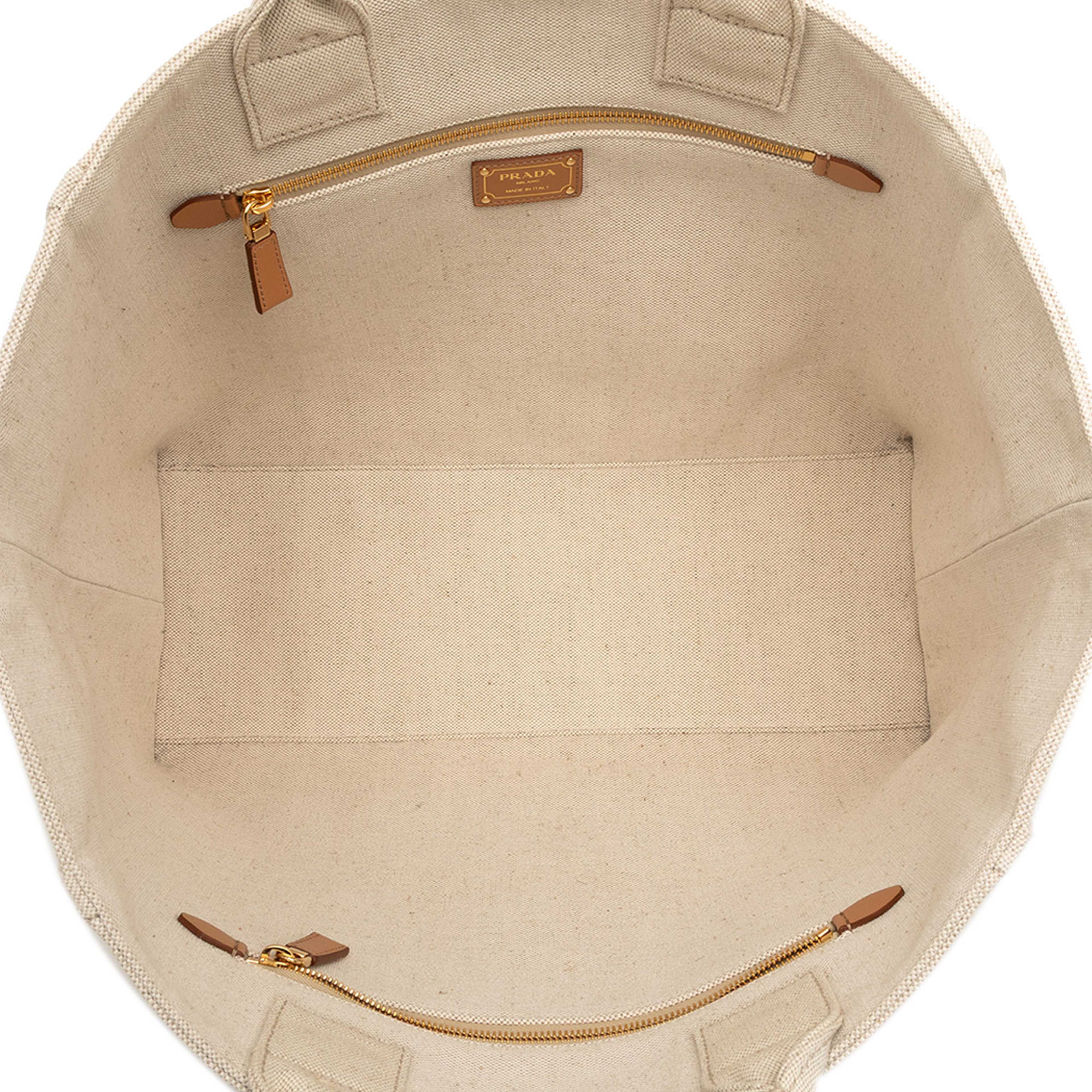 Prada Large Linen And Vitello Logo Tote, från Luxclusif, i färgen beige. Klicka för att öppna bilden i stort format