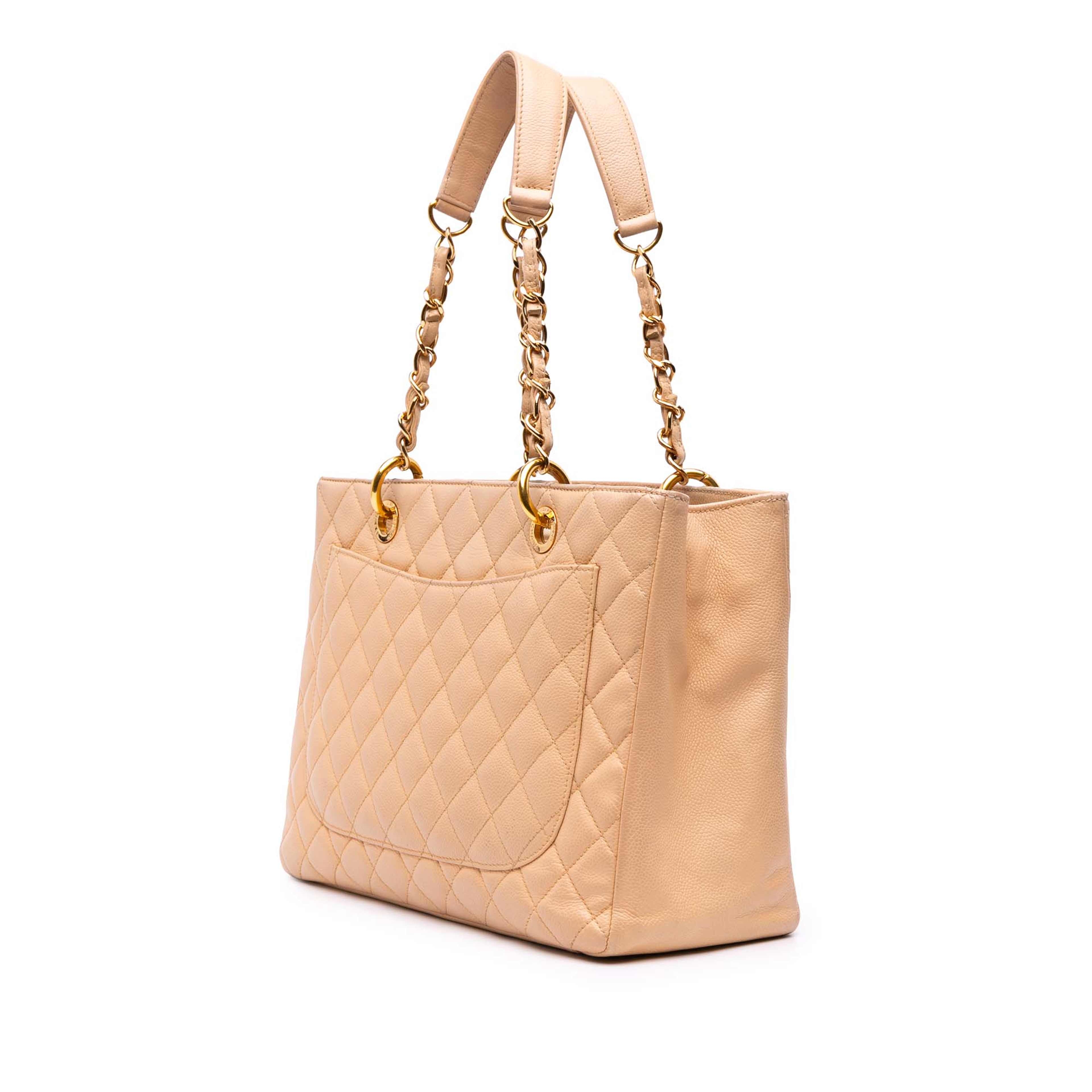 Chanel Caviar Grand Shopping Tote, från Luxclusif, i färgen beige. Klicka för att öppna bilden i stort format