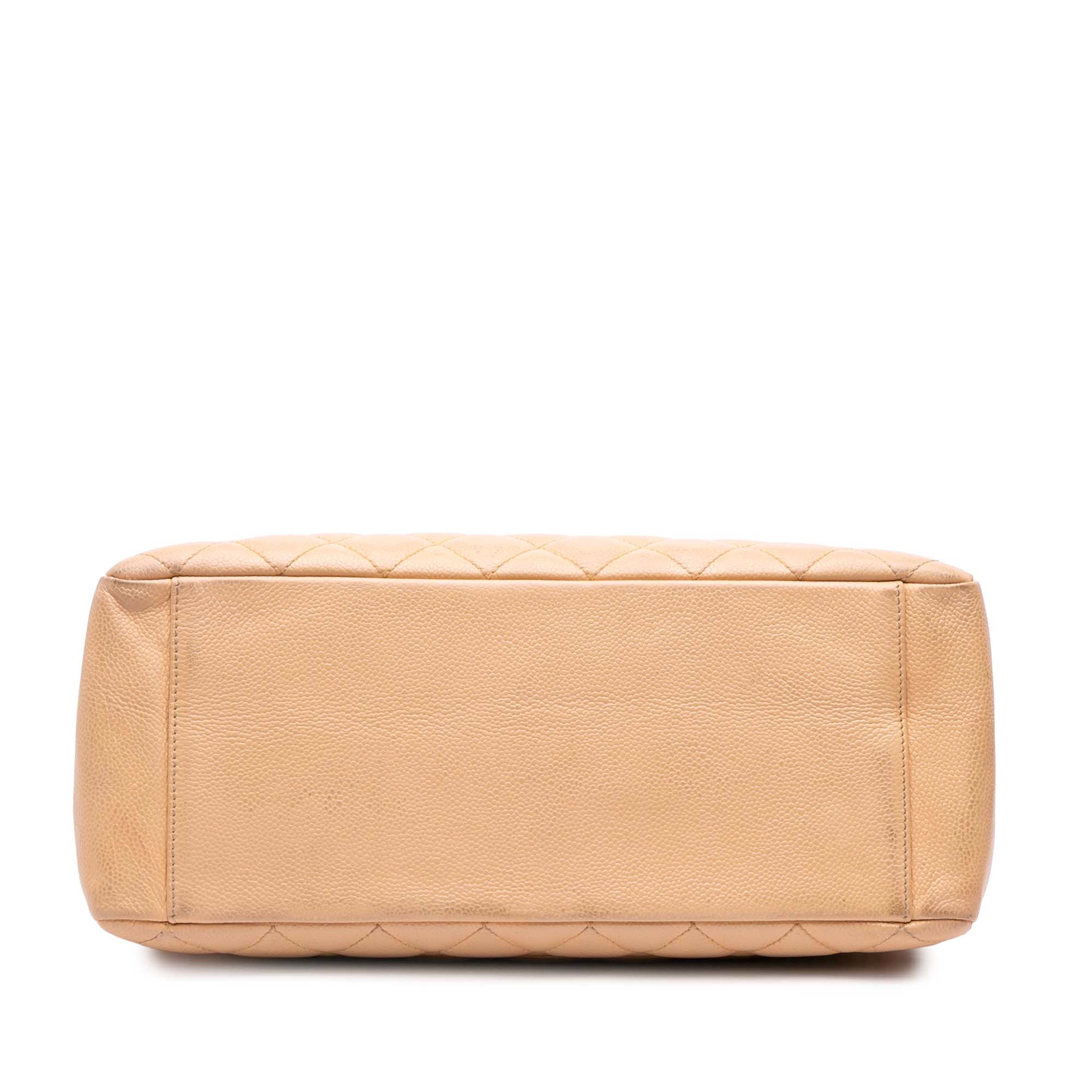 Chanel Caviar Grand Shopping Tote, från Luxclusif, i färgen beige. Klicka för att öppna bilden i stort format