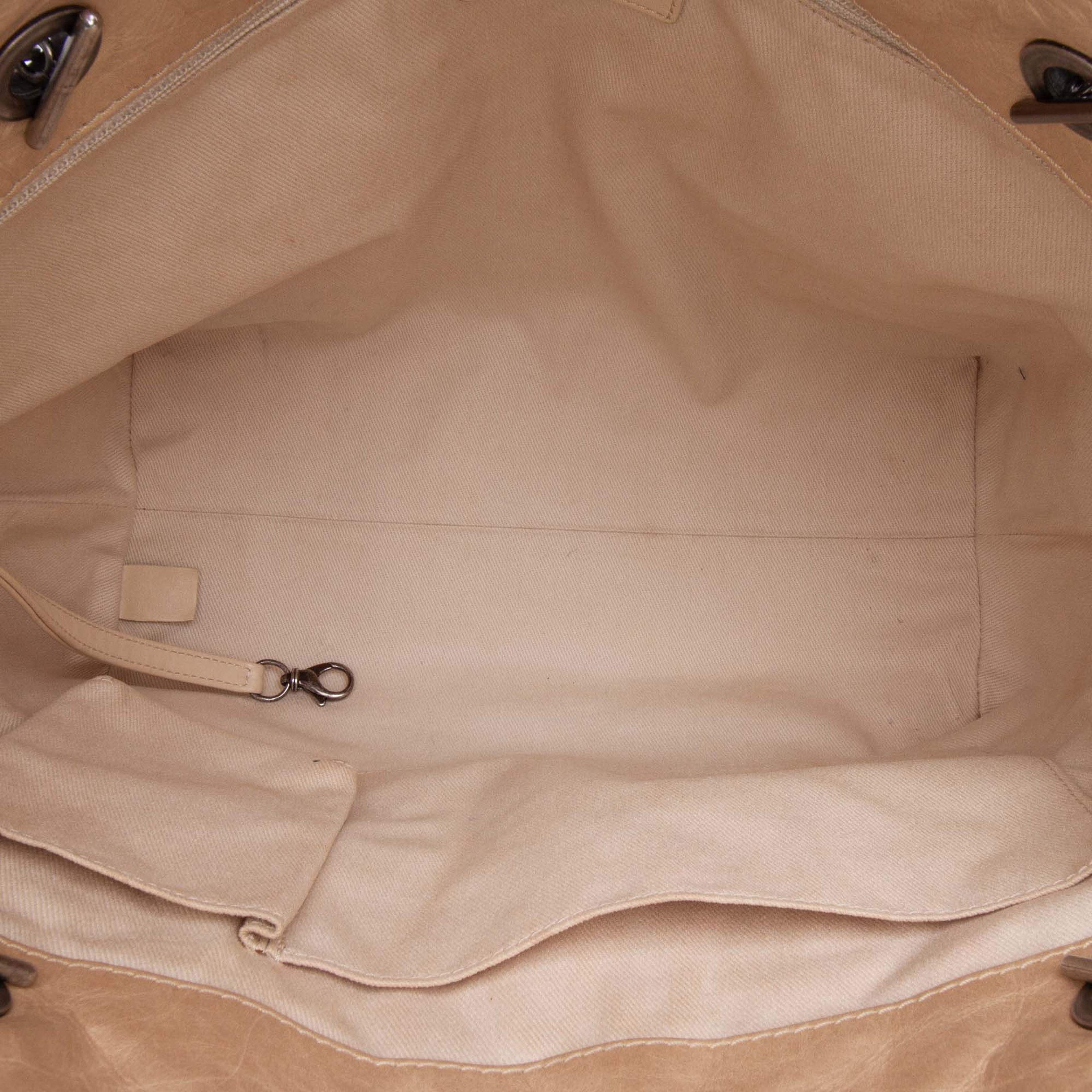 Chanel Distressed Calfskin Shopping In Moscow Tote, från Luxclusif, i färgen gold. Klicka för att öppna bilden i stort format