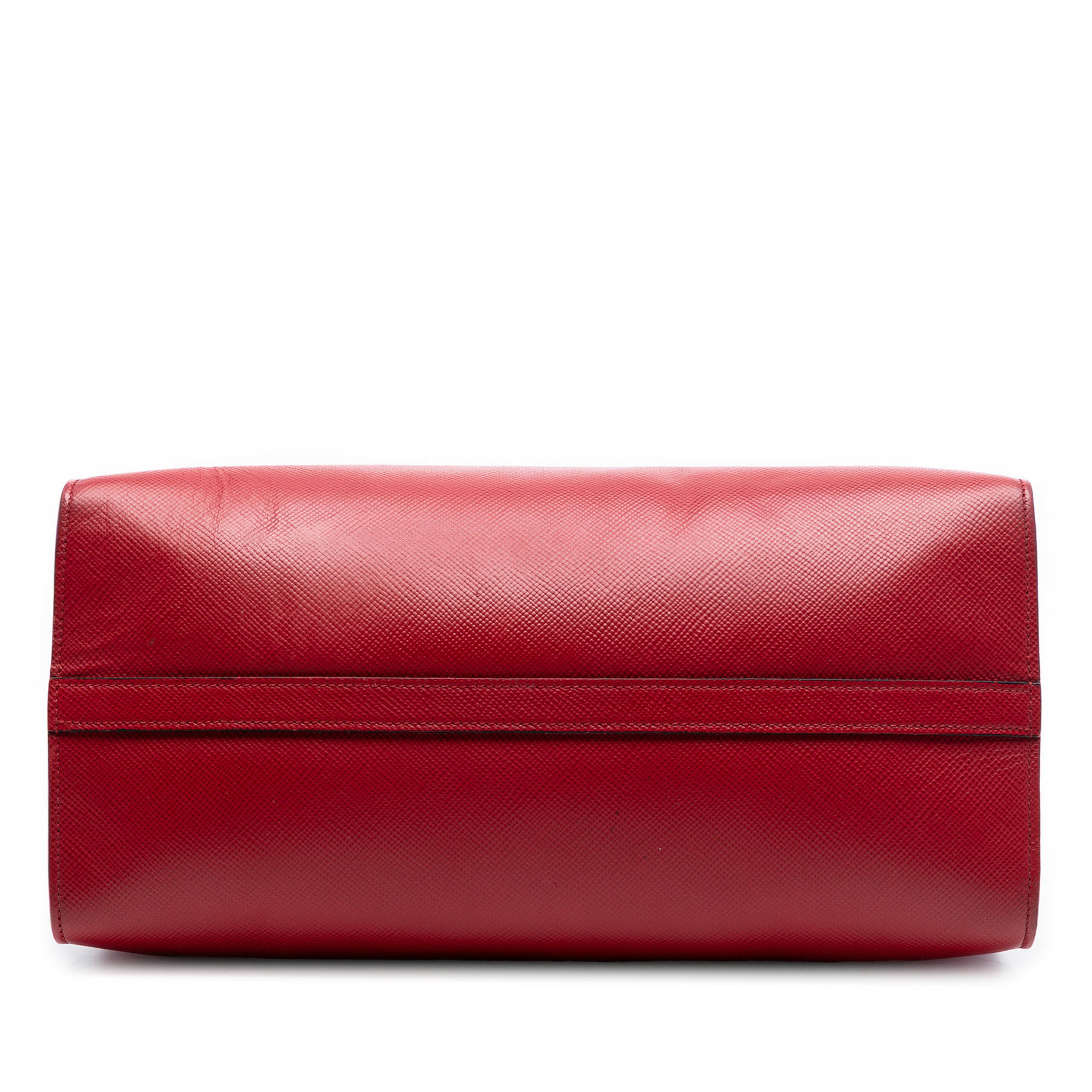 Prada Medium Saffiano Cuir Monochrome Top Handle Tote, från Luxclusif, i färgen red. Klicka för att öppna bilden i stort format