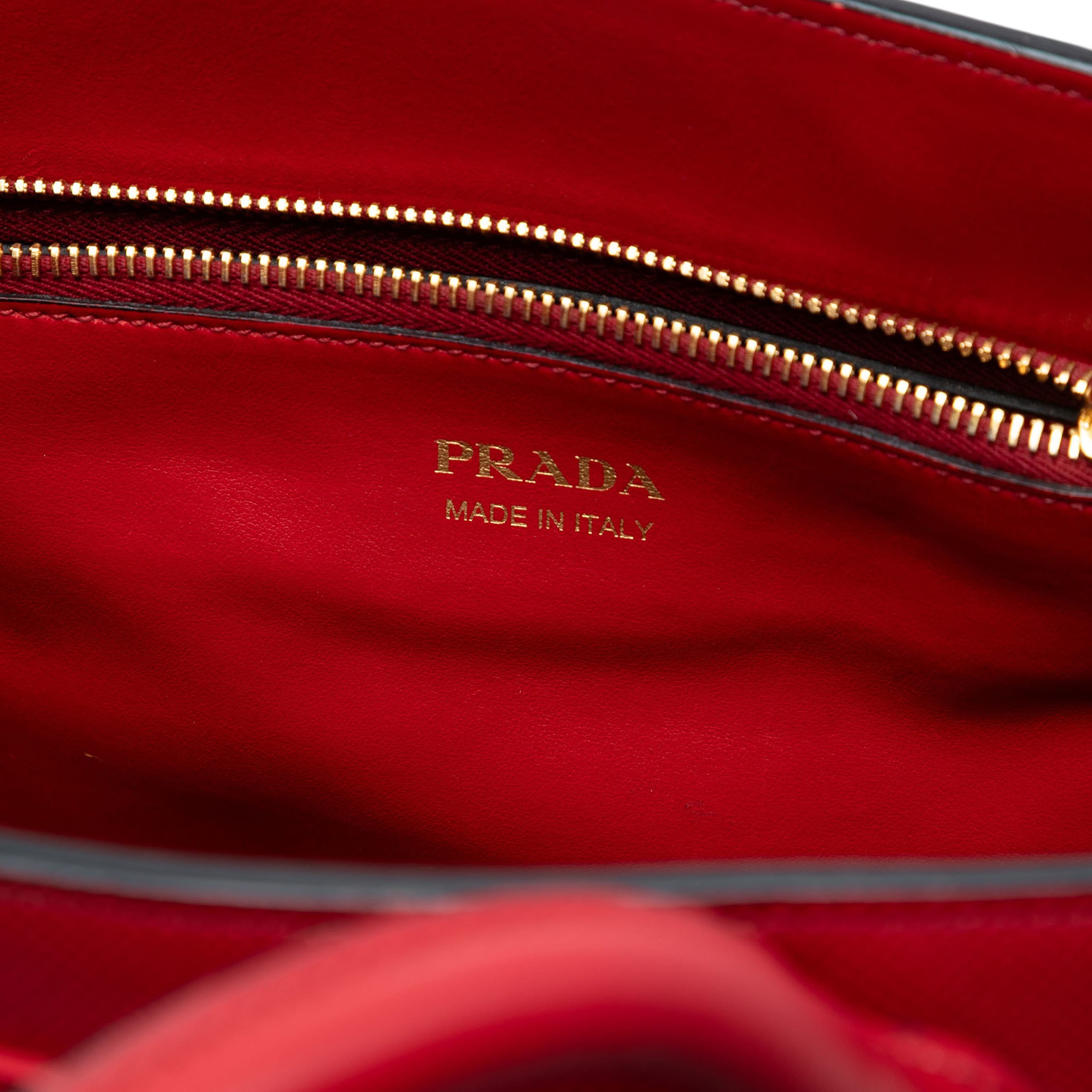 Prada Medium Saffiano Cuir Monochrome Top Handle Tote, från Luxclusif, i färgen röd. Klicka för att öppna bilden i stort format