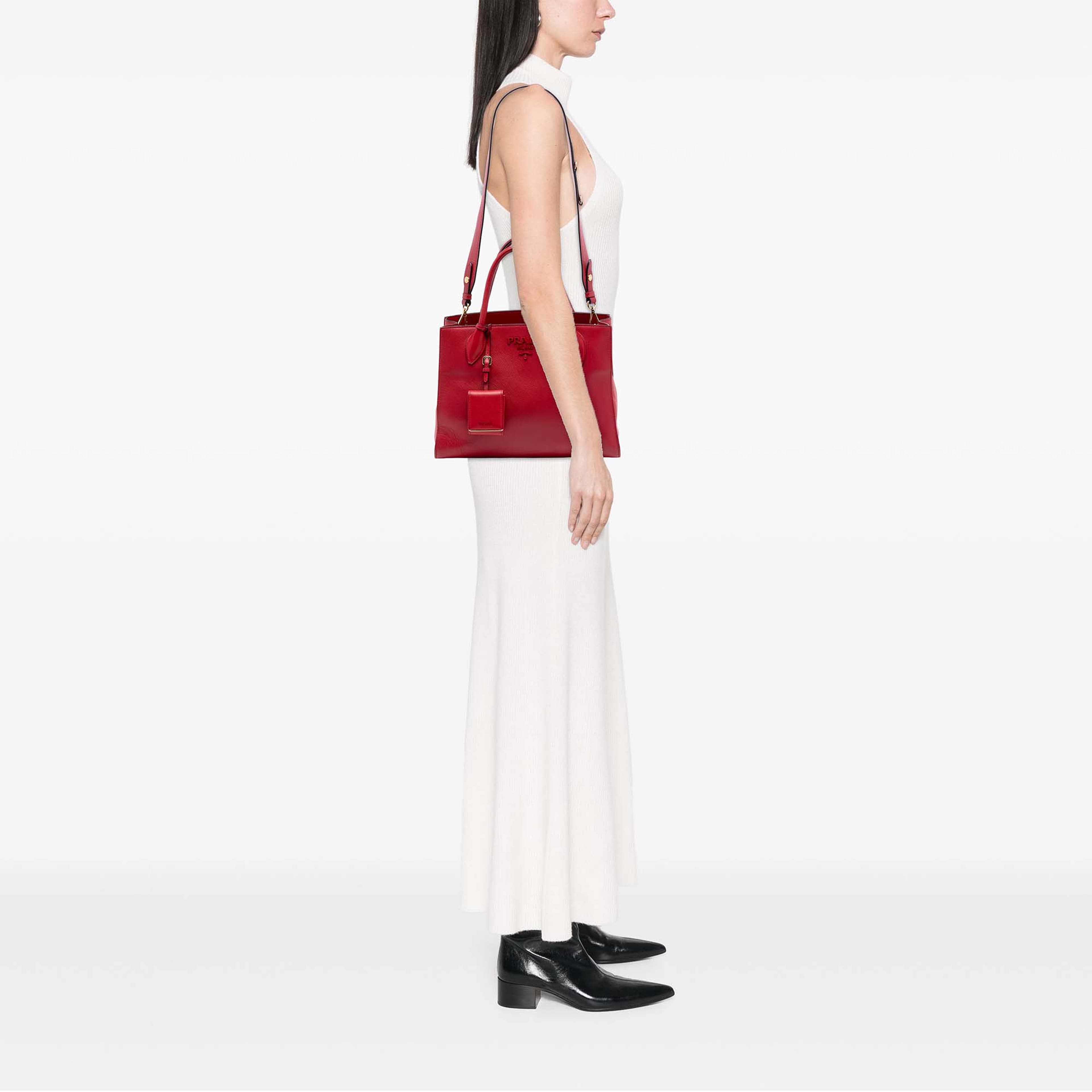 Prada Medium Saffiano Cuir Monochrome Top Handle Tote, från Luxclusif, i färgen röd. Klicka för att öppna bilden i stort format