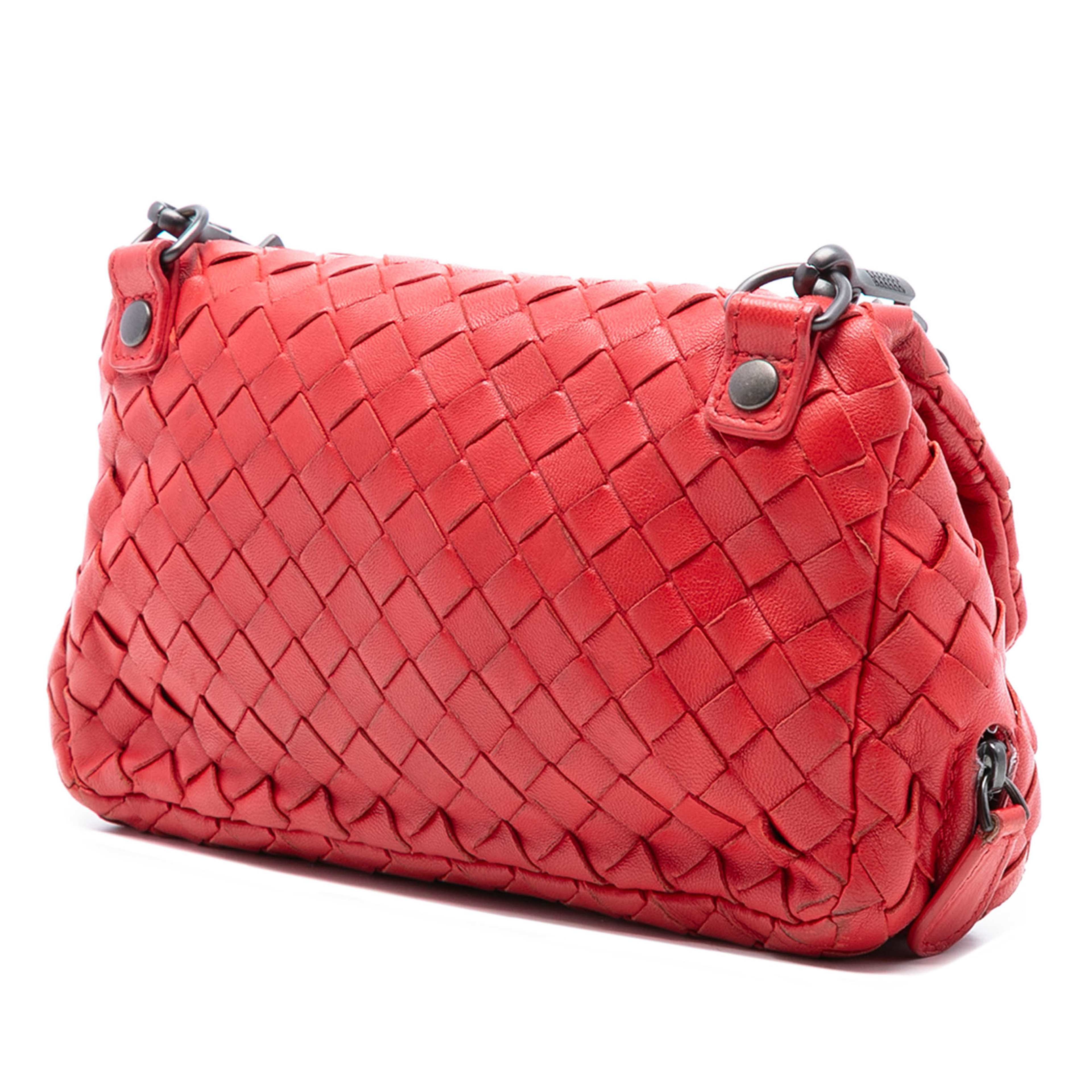 Bottega Veneta Mini Nappa Intrecciato Expandable Chain Flap Crossbody, från Luxclusif, i färgen red. Klicka för att öppna bilden i stort format