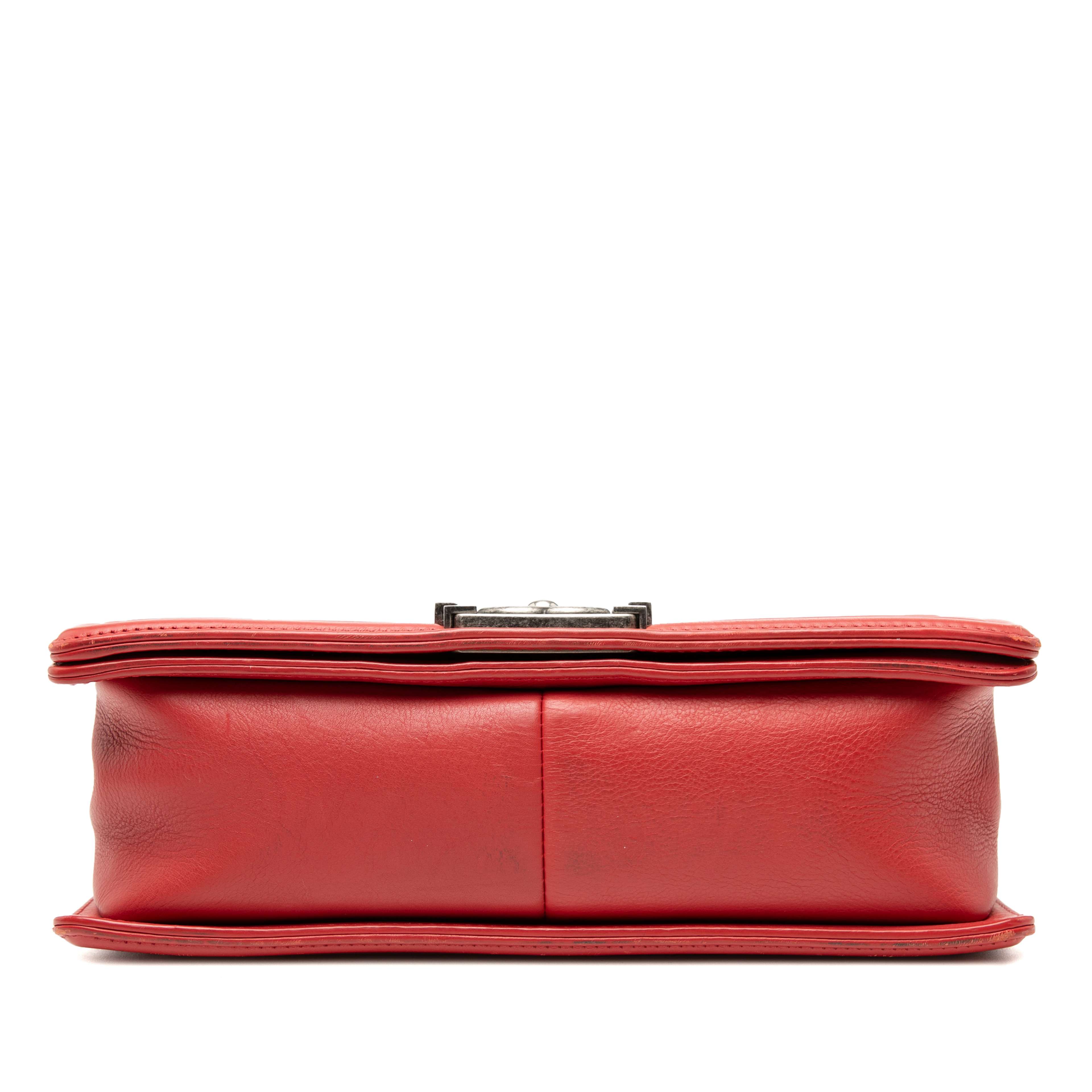 Chanel Old Medium Quilted Lambskin Boy Flap, från Luxclusif, i färgen red. Klicka för att öppna bilden i stort format