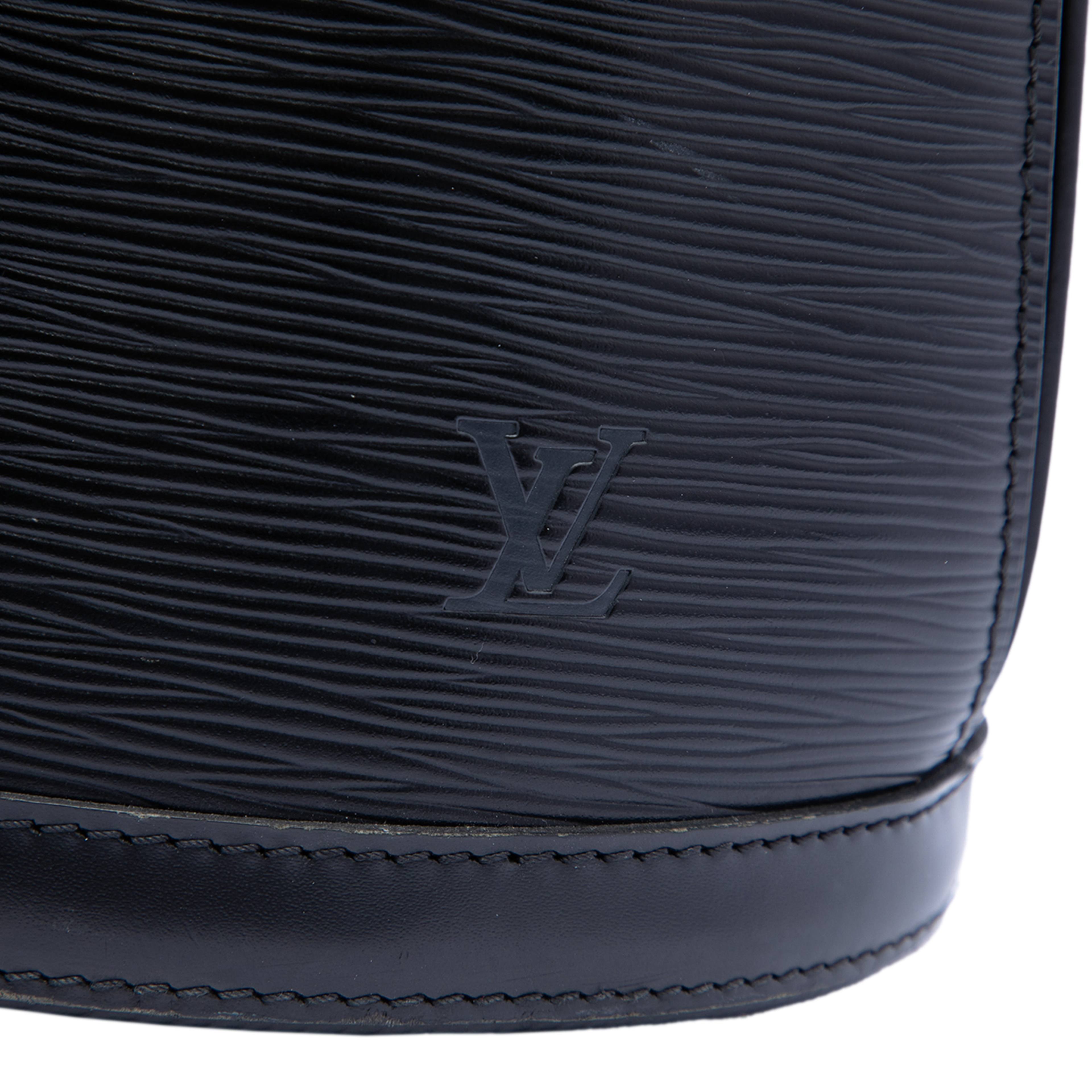 Louis Vuitton Epi Cluny, från Luxclusif, i färgen black. Klicka för att öppna bilden i stort format