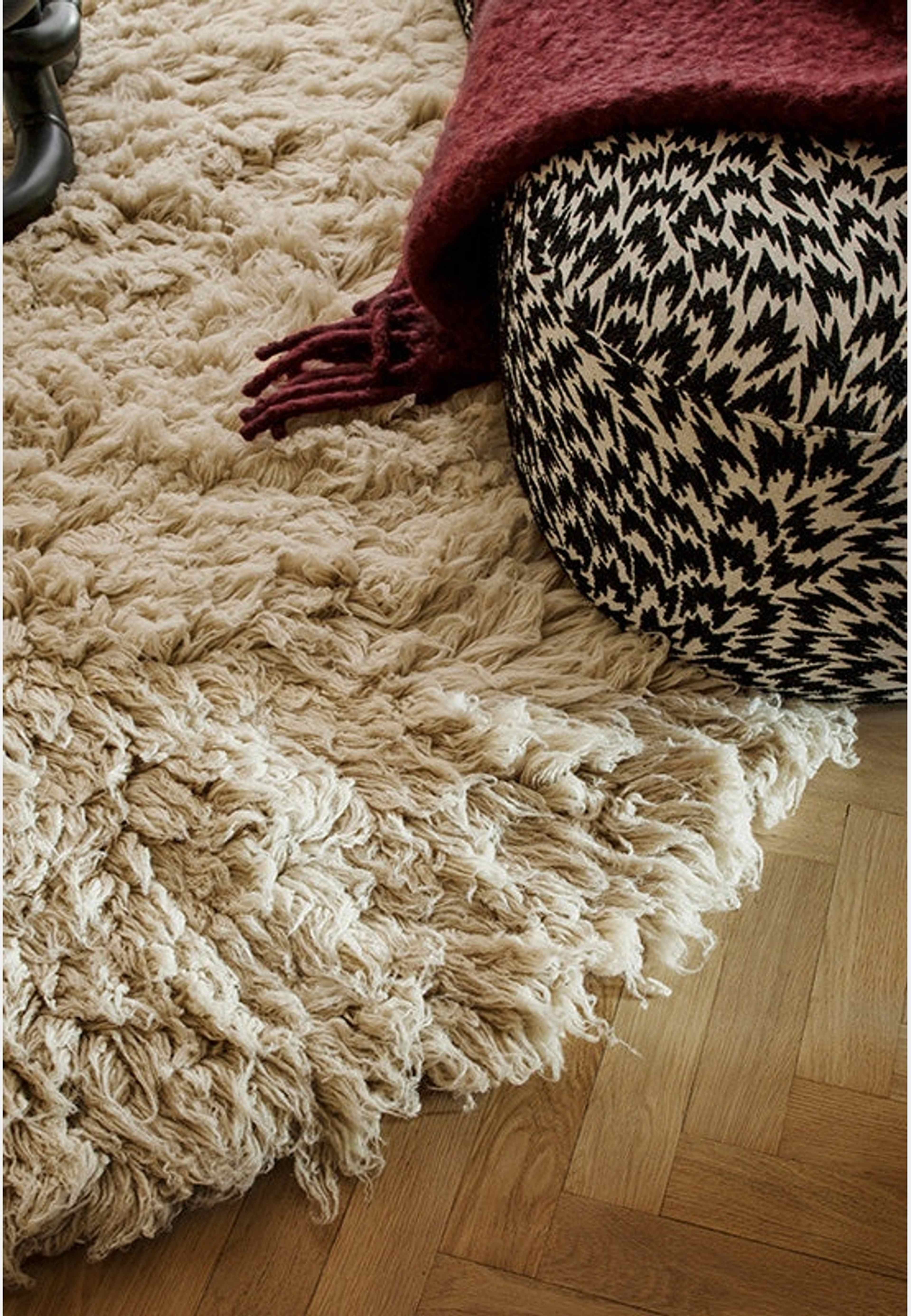 Residue Shaggy Ullmatta Oatmeal 280x270 cm, från Layered, i färgen oatmeal. Klicka för att öppna bilden i stort format