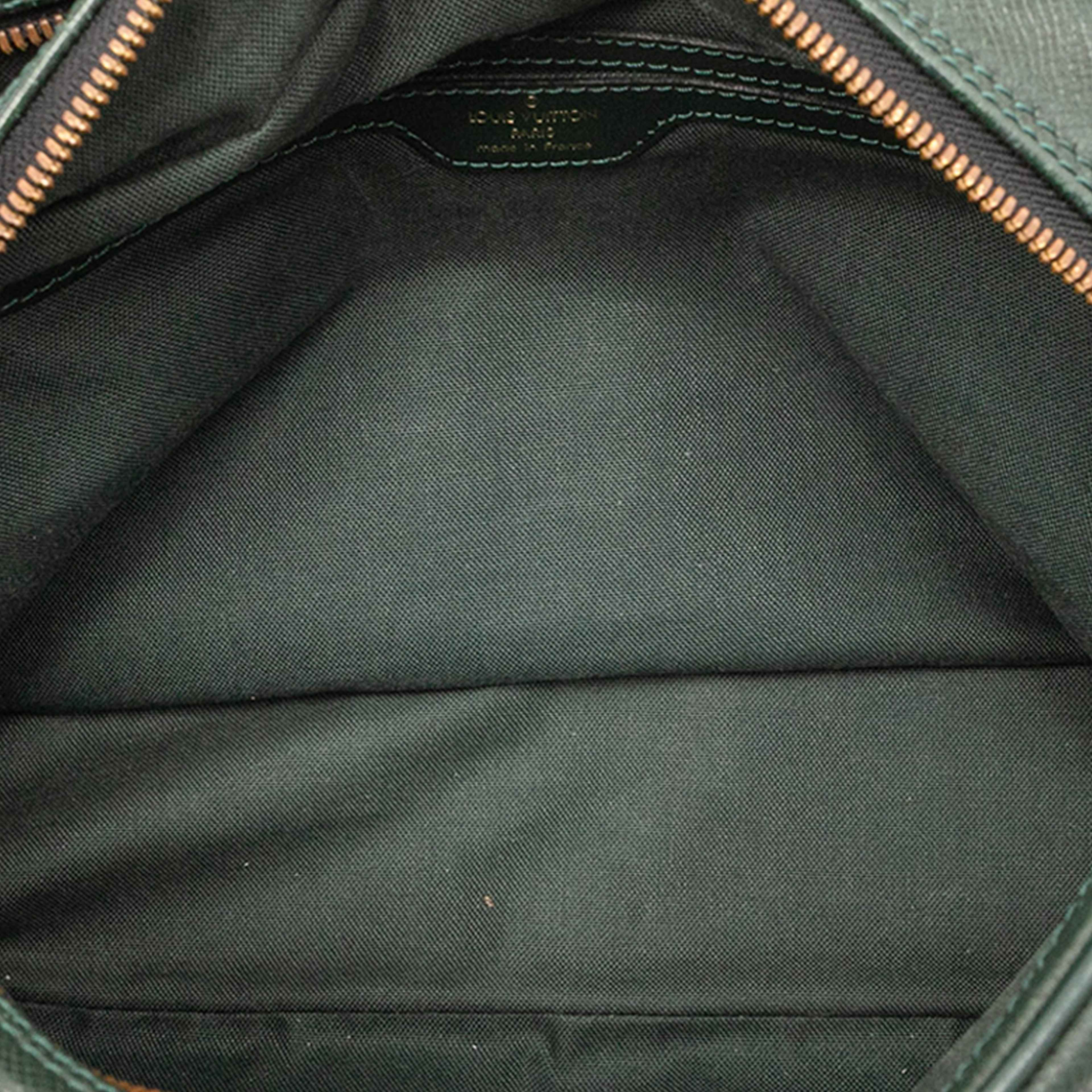 Louis Vuitton Taiga Reporter Pm, från Luxclusif, i färgen dark green. Klicka för att öppna bilden i stort format