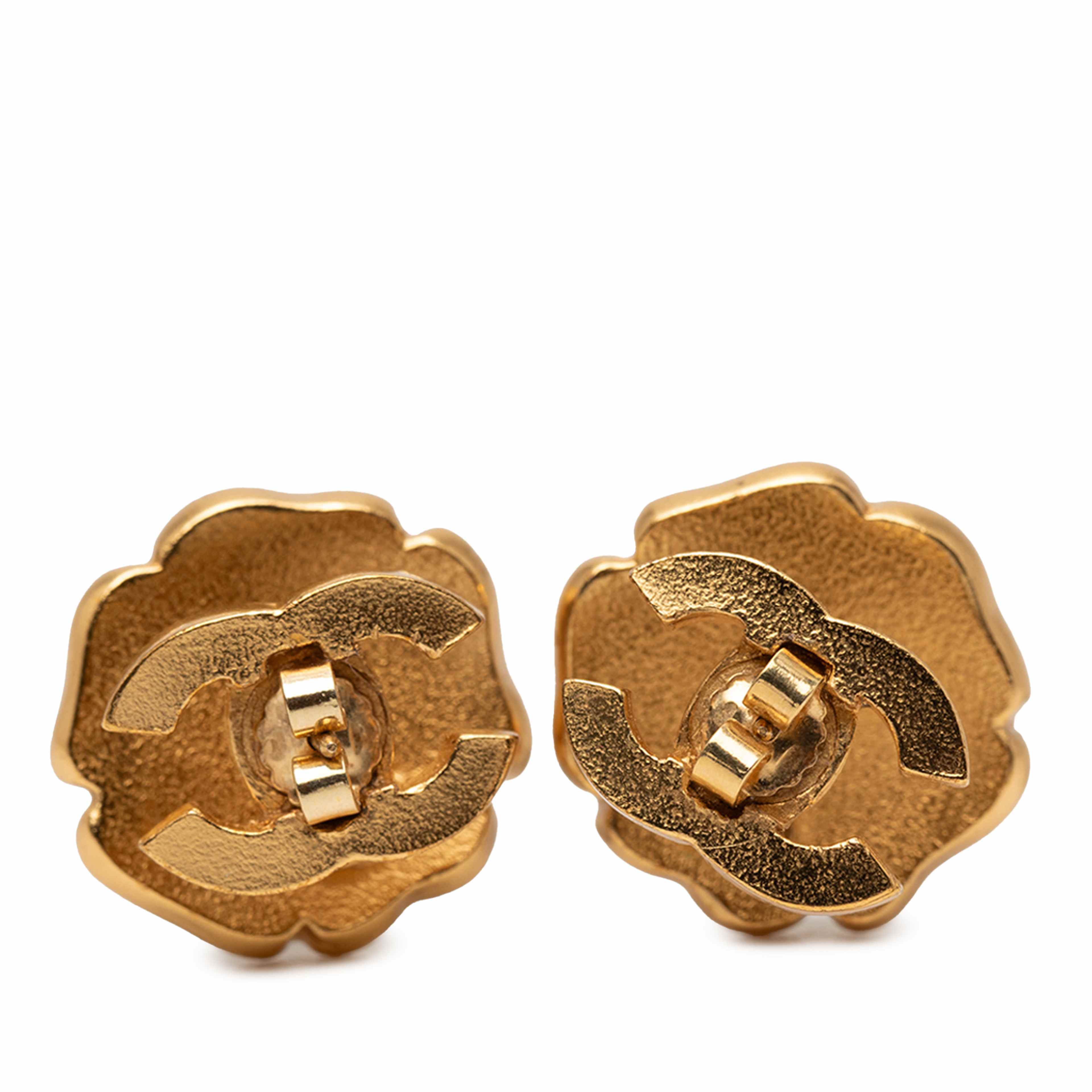Chanel Enamel Camellia Cc Stud Push Back Earrings, från Luxclusif, i färgen olive green. Klicka för att öppna bilden i stort format
