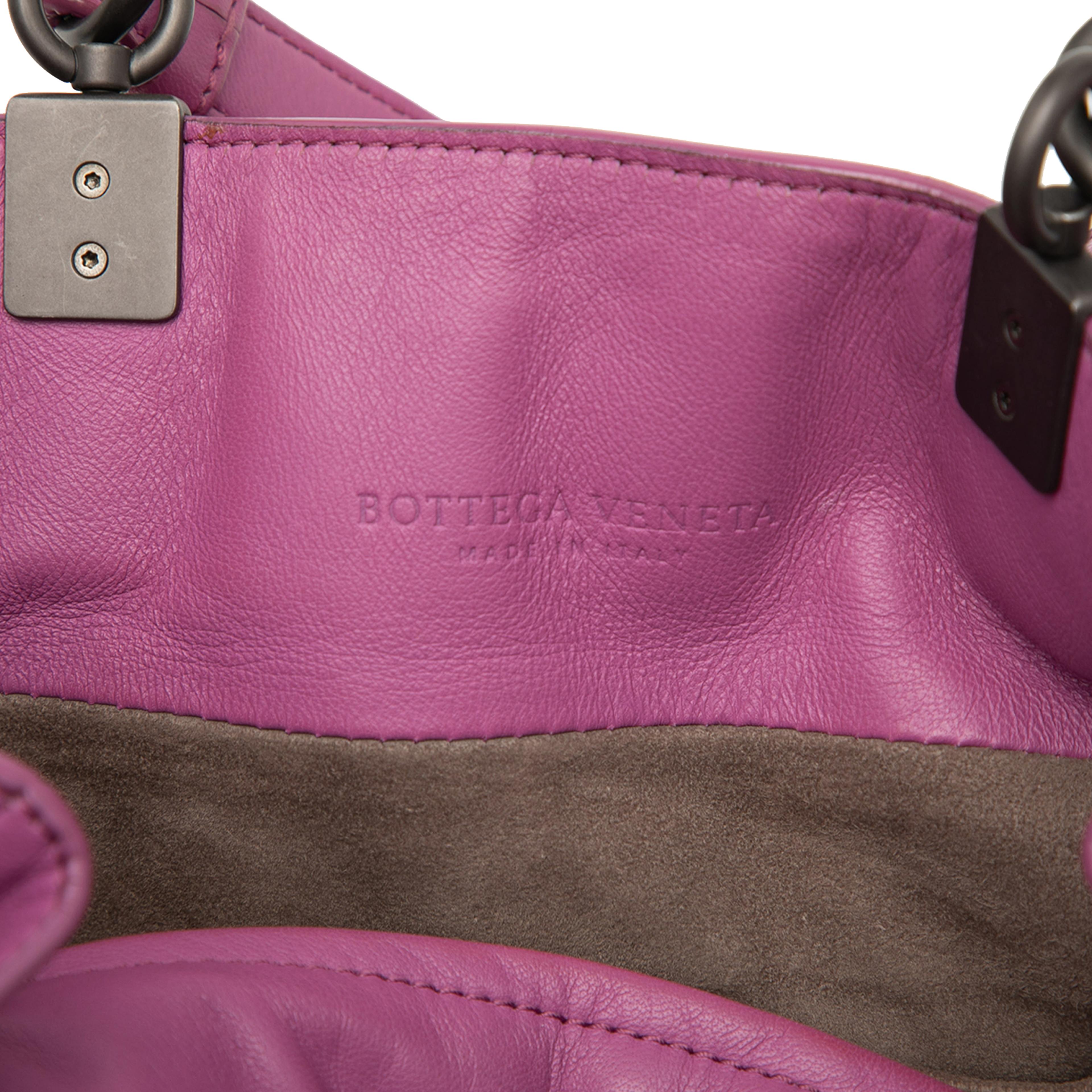 Bottega Veneta Nappa Intrecciato Bucket Bag, från Luxclusif, i färgen pink. Klicka för att öppna bilden i stort format