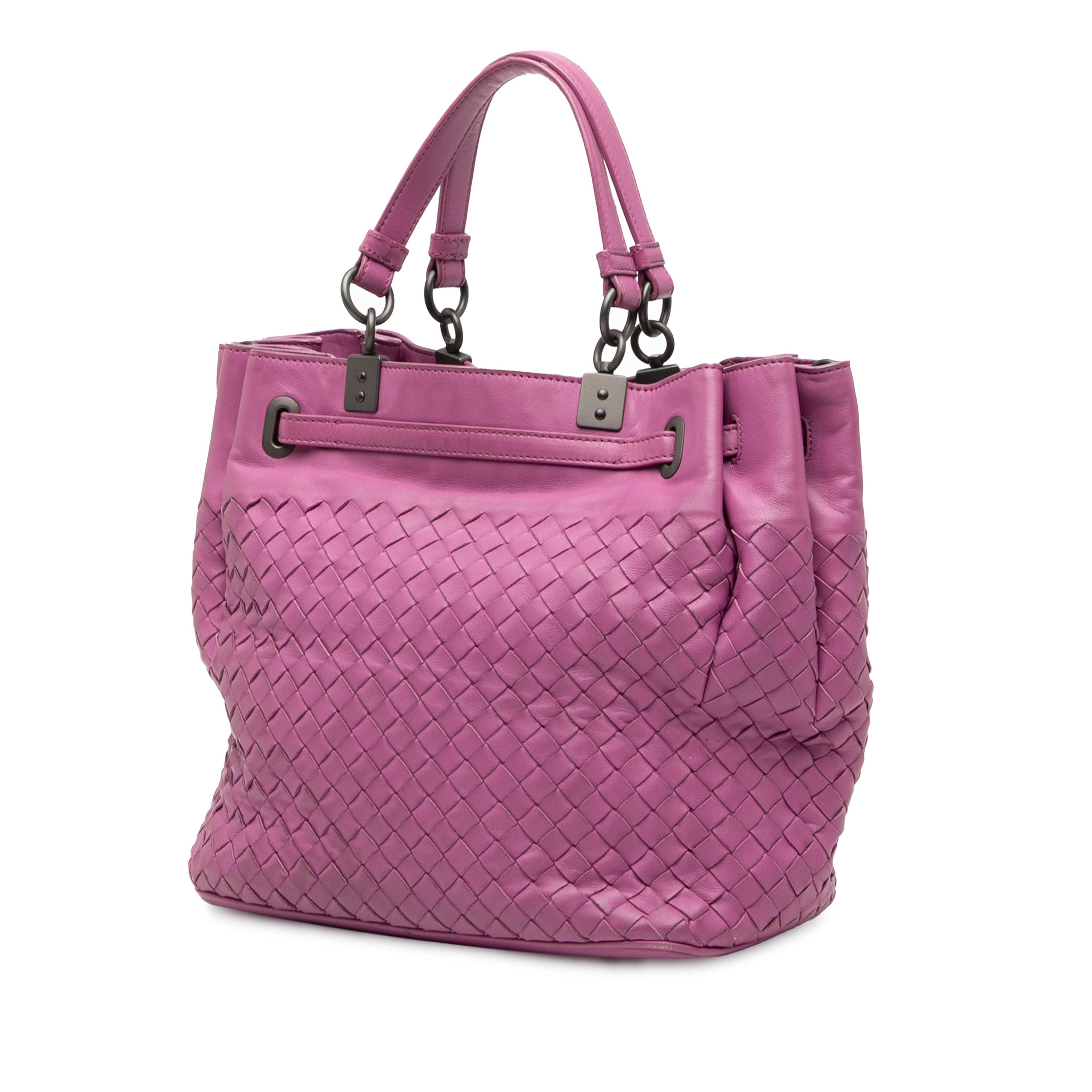 Bottega Veneta Nappa Intrecciato Bucket Bag, från Luxclusif, i färgen pink. Klicka för att öppna bilden i stort format