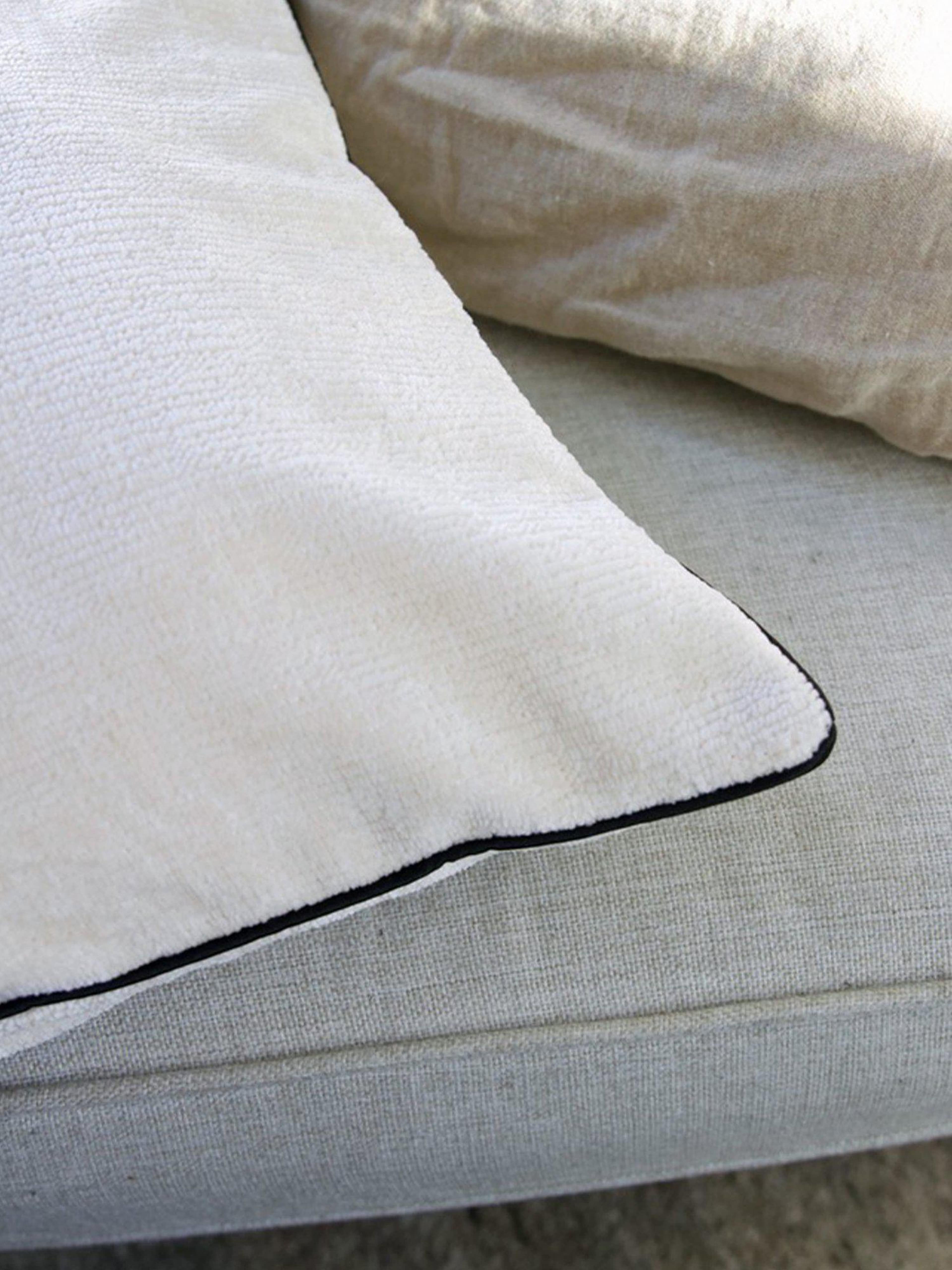 Duni Kuddfodral, från Svanefors, i färgen offwhite. Klicka för att öppna bilden i stort format