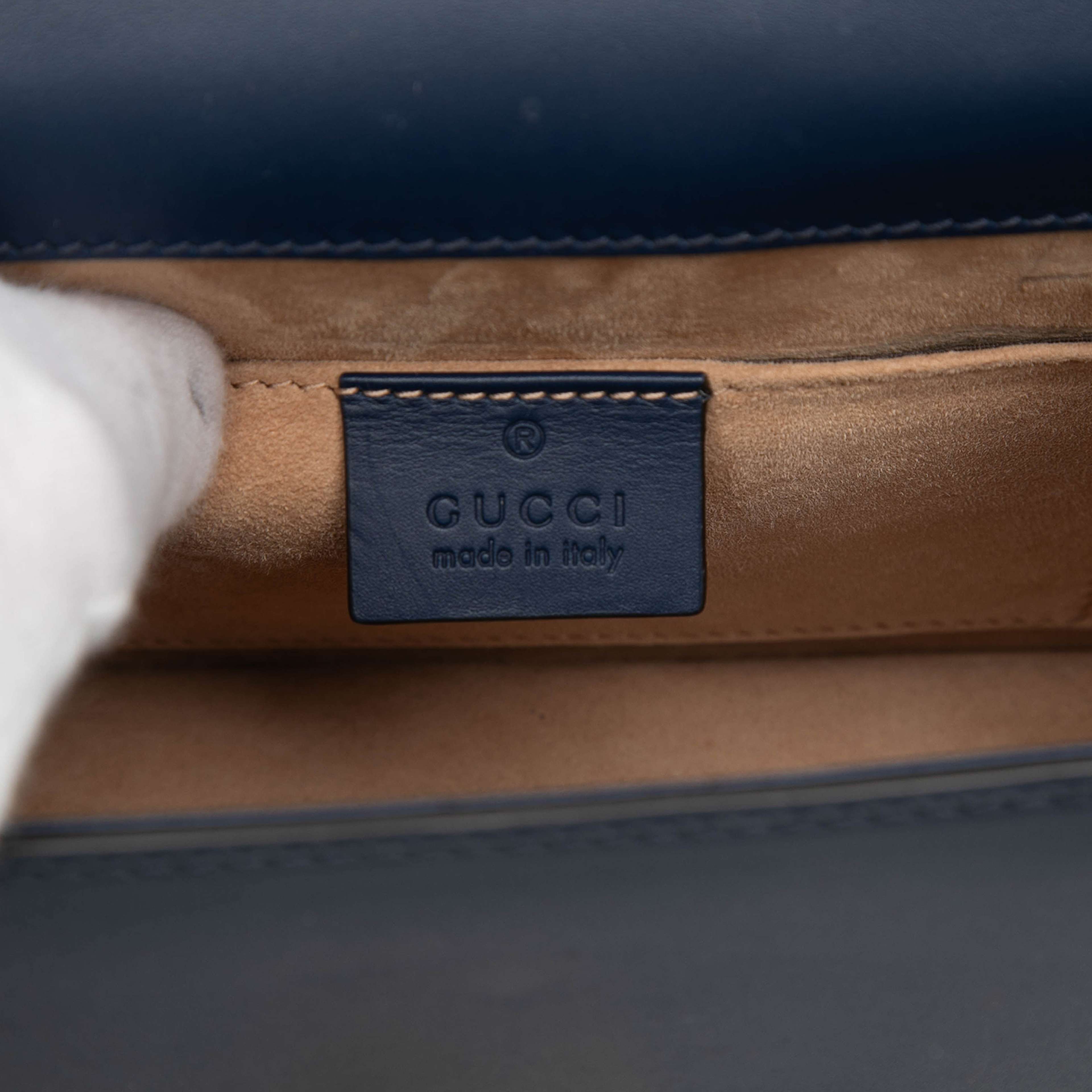 Gucci Mini Leather Sylvie Satchel, från Luxclusif, i färgen navy. Klicka för att öppna bilden i stort format