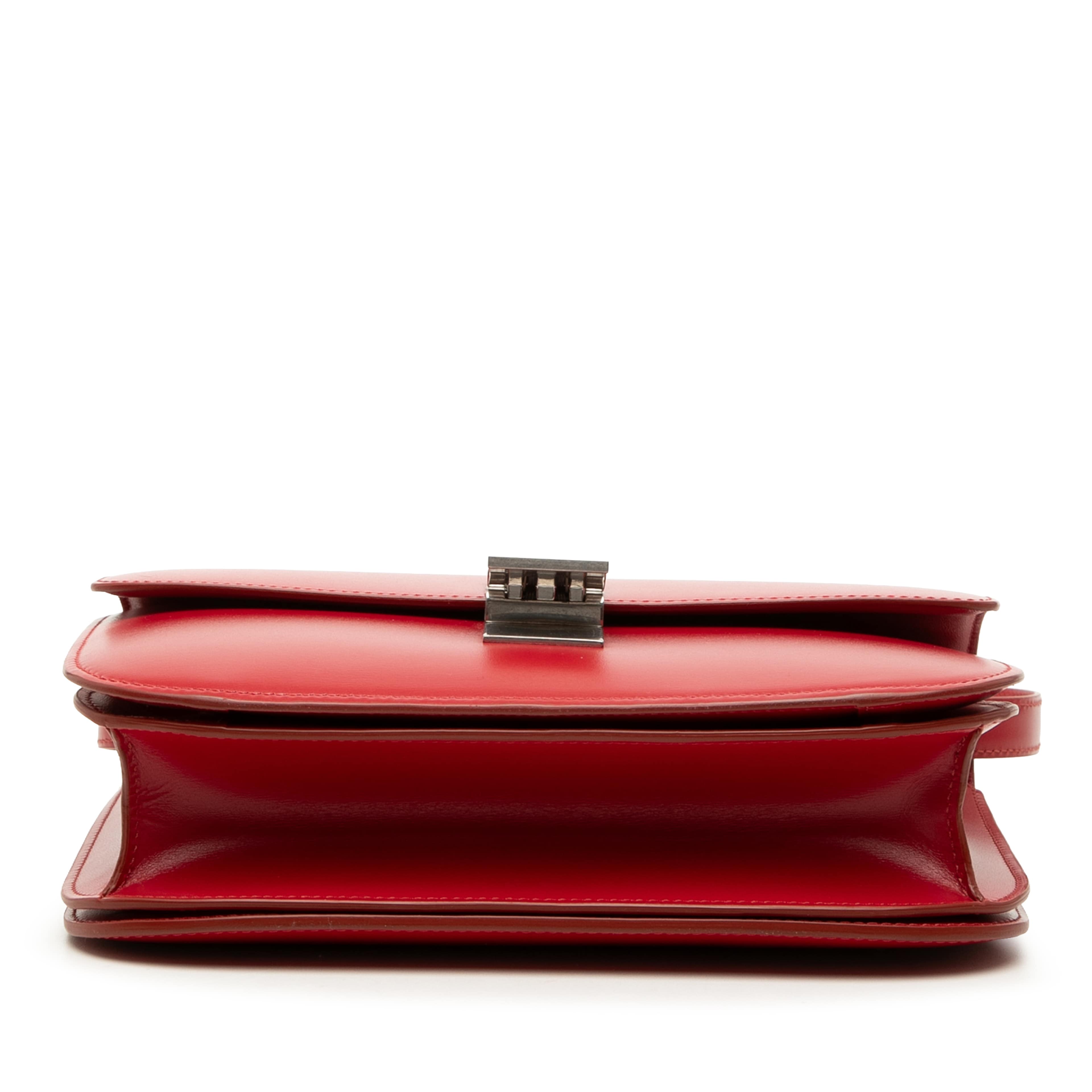 Celine Medium Calfskin Classic Box, från Luxclusif, i färgen röd. Klicka för att öppna bilden i stort format