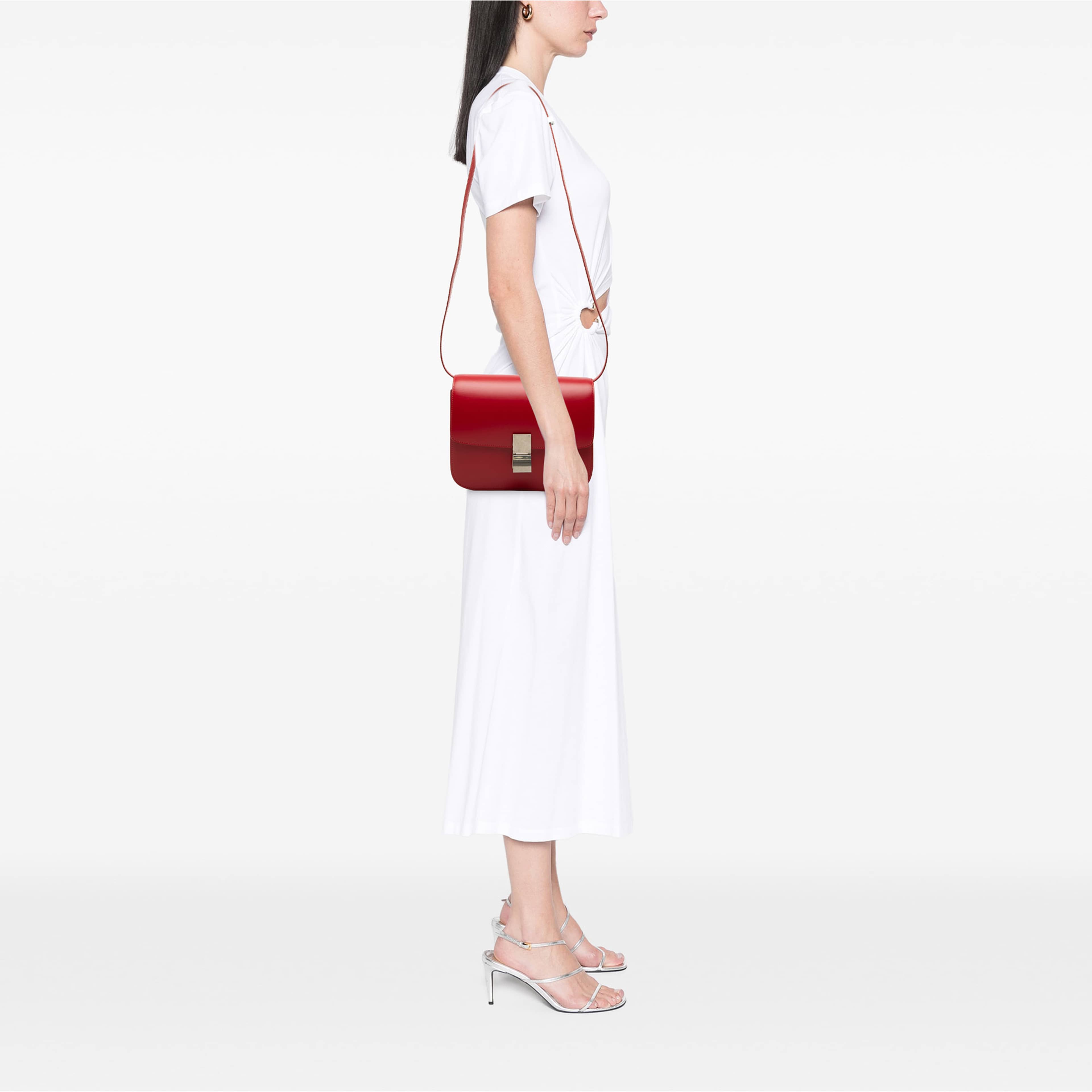 Celine Medium Calfskin Classic Box, från Luxclusif, i färgen röd. Klicka för att öppna bilden i stort format
