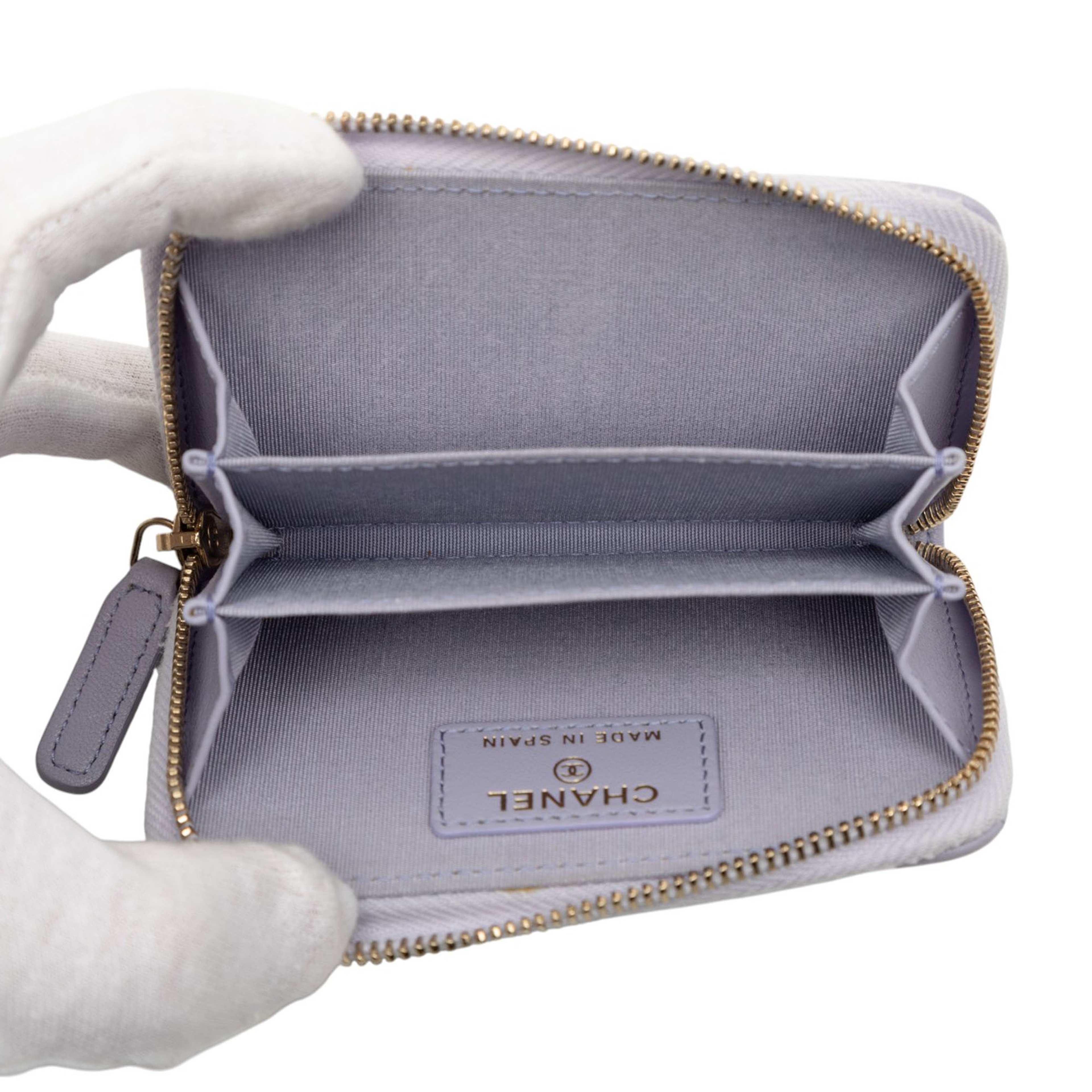 Chanel Quilted Lambskin 19 Zip Around Coin Purse, från Luxclusif, i färgen light purple. Klicka för att öppna bilden i stort format