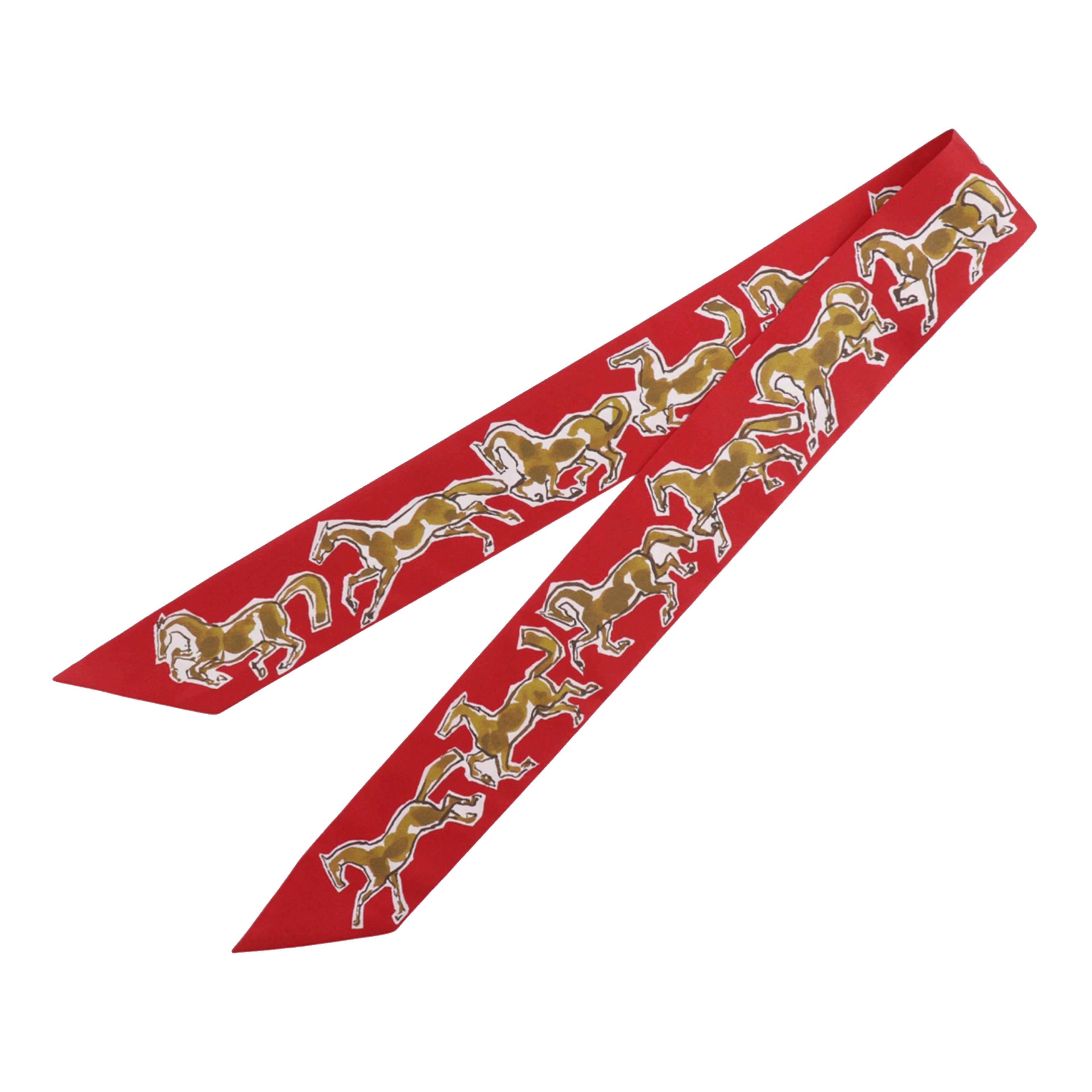 Hermès Chevaux En Liberte Silk Twilly Scarf, från Luxclusif, i färgen red. Klicka för att öppna bilden i stort format