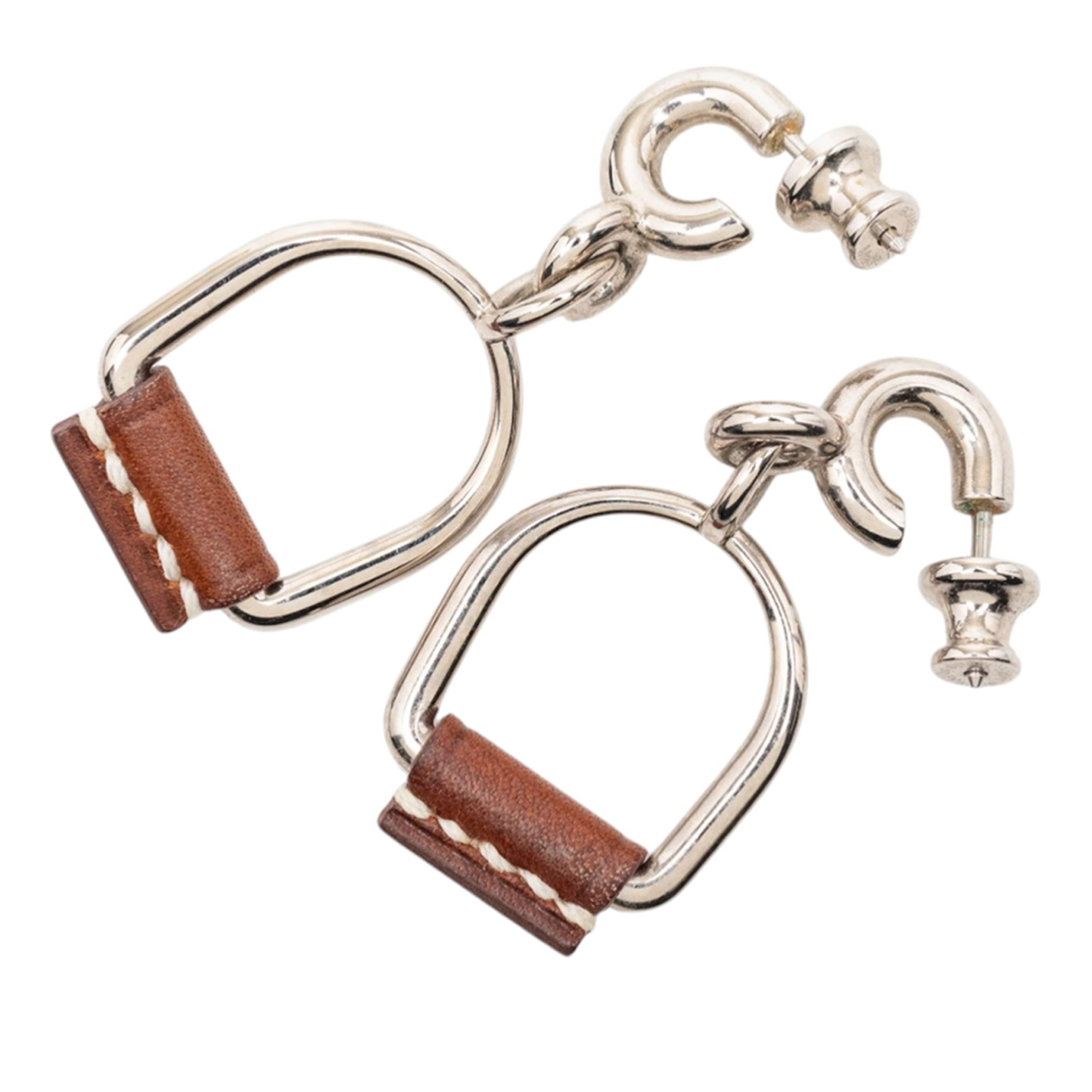 Hermès Silver Plated And Swift Leather Equestre Etrier Push Back Earrings, från Luxclusif, i färgen brun. Klicka för att öppna bilden i stort format