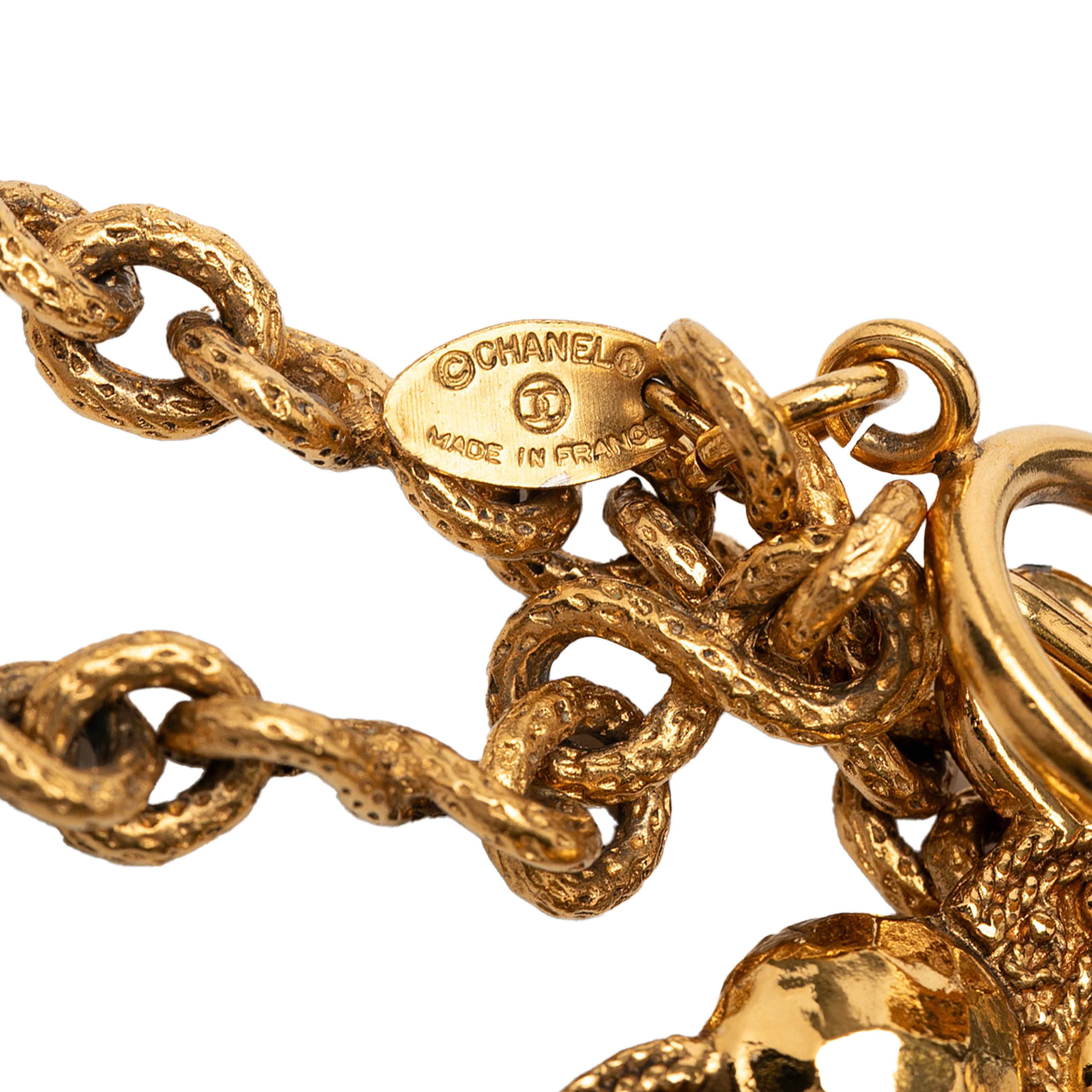 Chanel Gold Plated Faux Pearl Flower Pendant Necklace, från Luxclusif, i färgen gold. Klicka för att öppna bilden i stort format