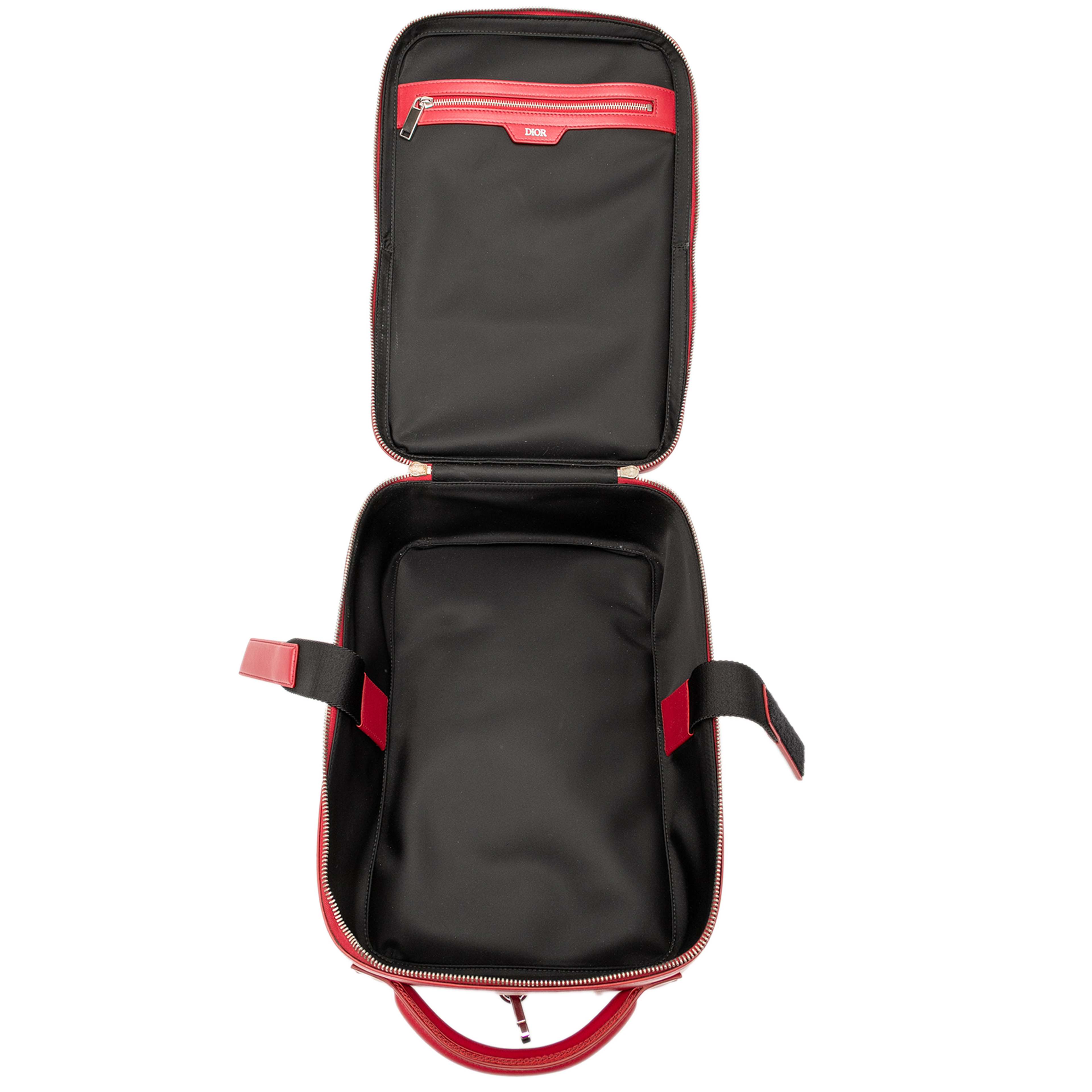 Dior Oblique Perforated Calfskin Galaxy World Tour Shoe Case, från Luxclusif, i färgen red. Klicka för att öppna bilden i stort format