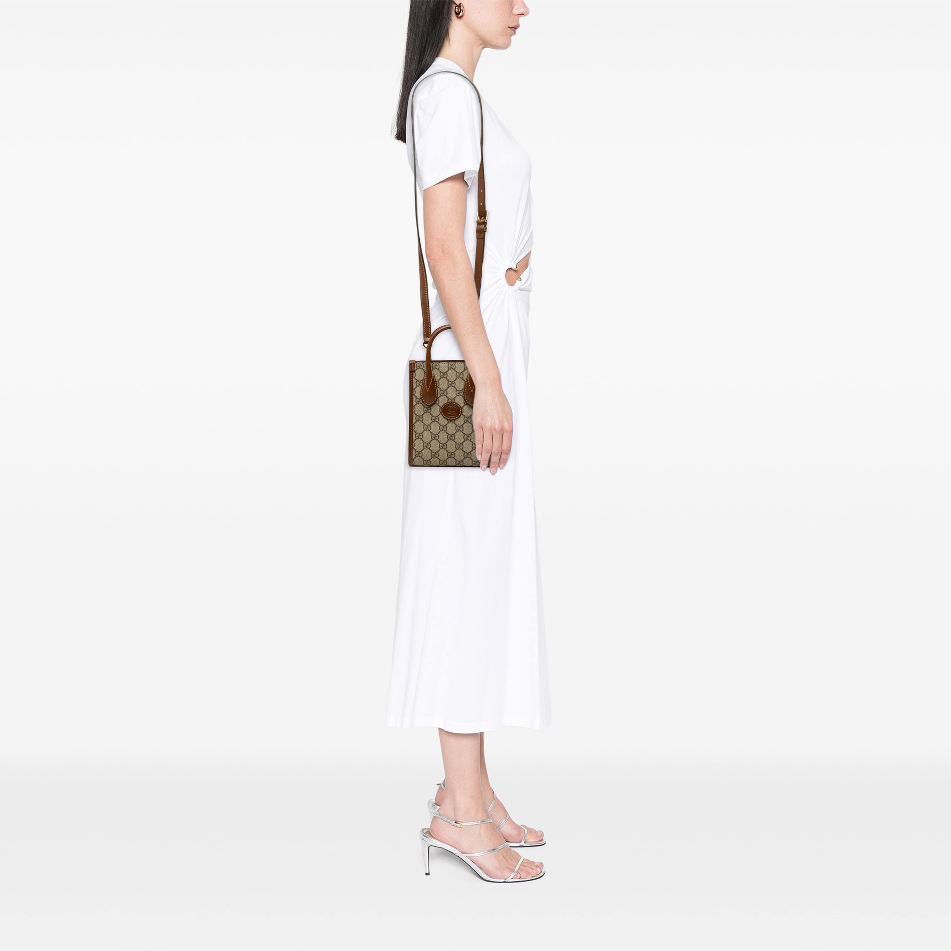 Gucci Mini Gg Supreme Interlocking G Satchel, från Luxclusif, i färgen beige. Klicka för att öppna bilden i stort format