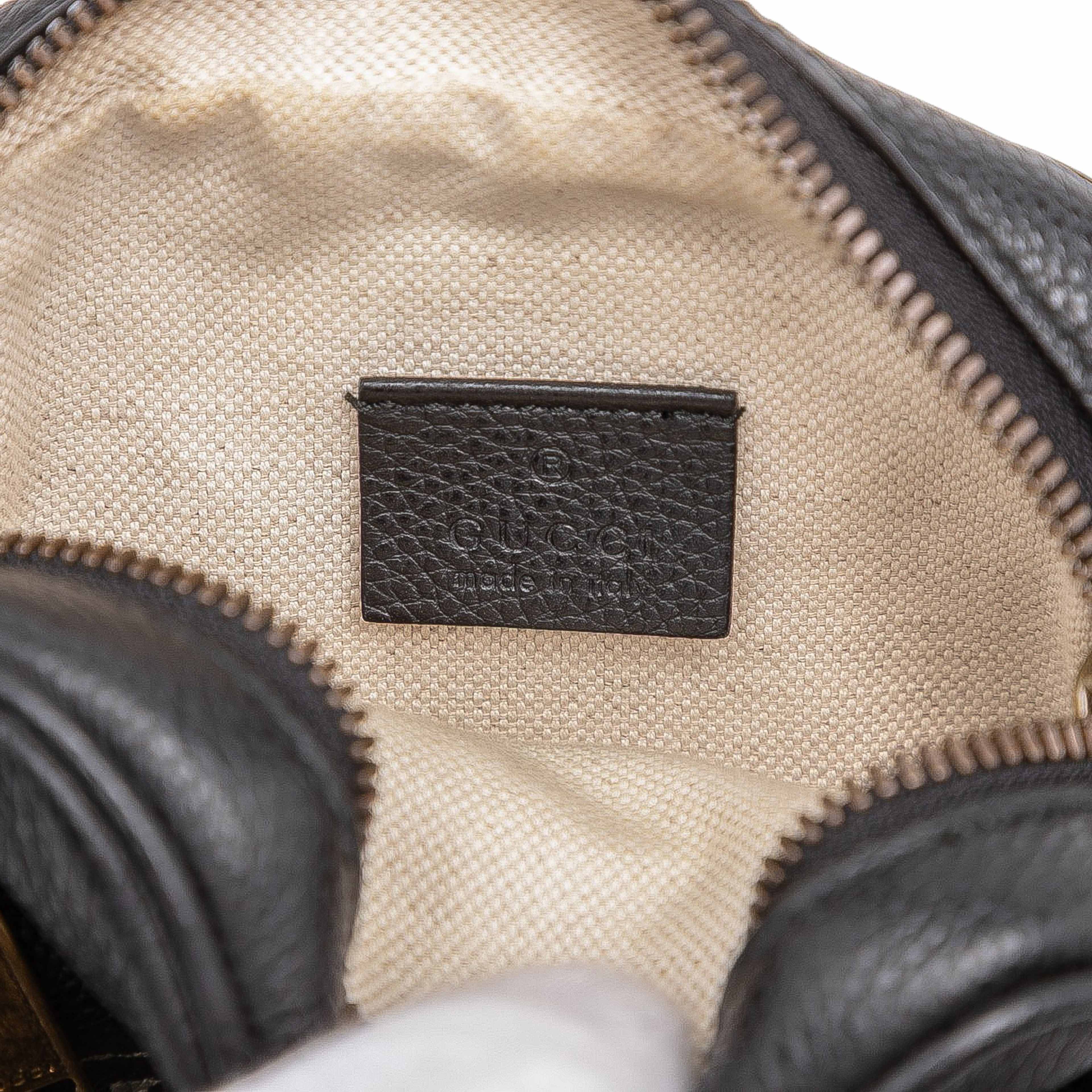 Gucci Mini Grained Calfskin Logo Crossbody, från Luxclusif, i färgen black. Klicka för att öppna bilden i stort format