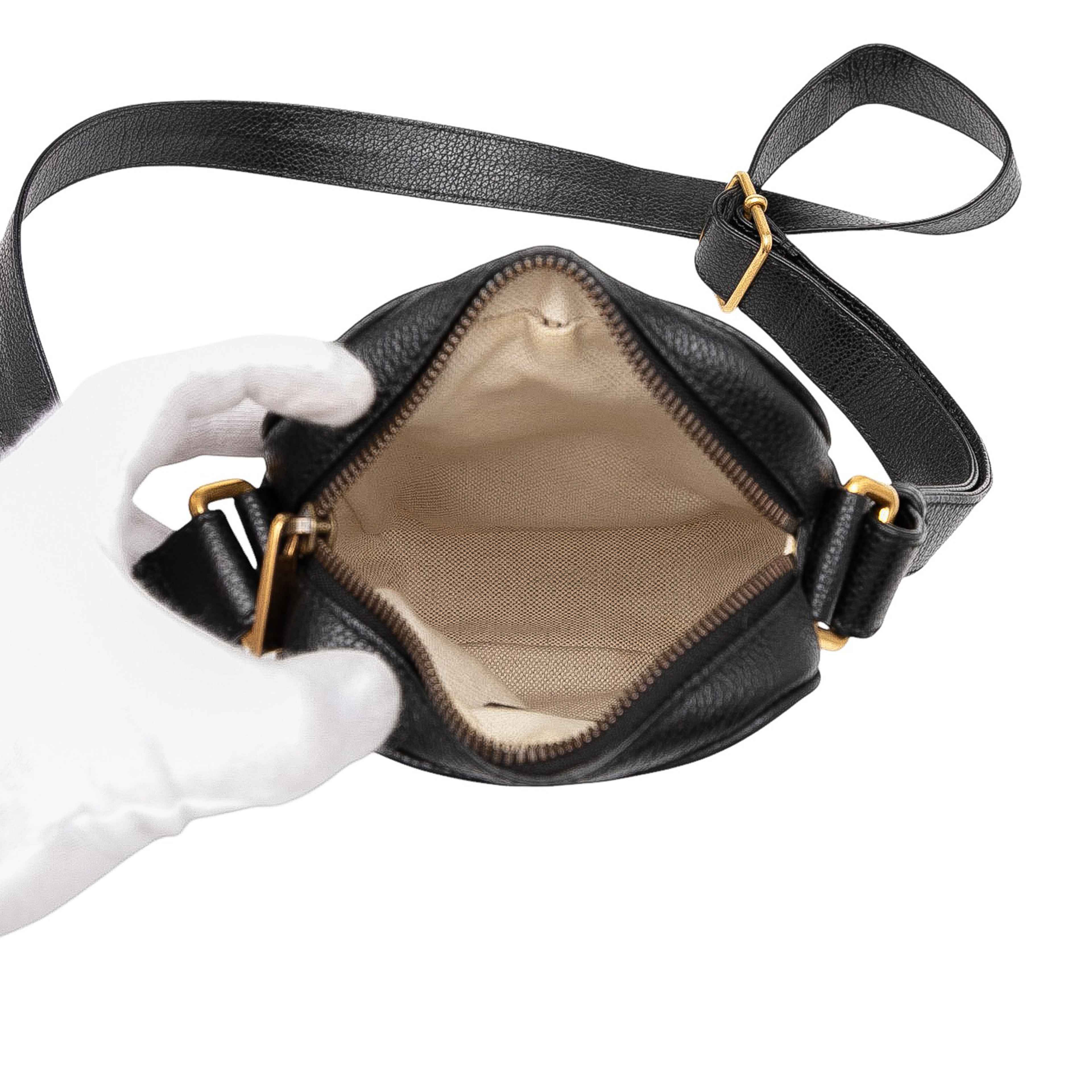 Gucci Mini Grained Calfskin Logo Crossbody, från Luxclusif, i färgen black. Klicka för att öppna bilden i stort format