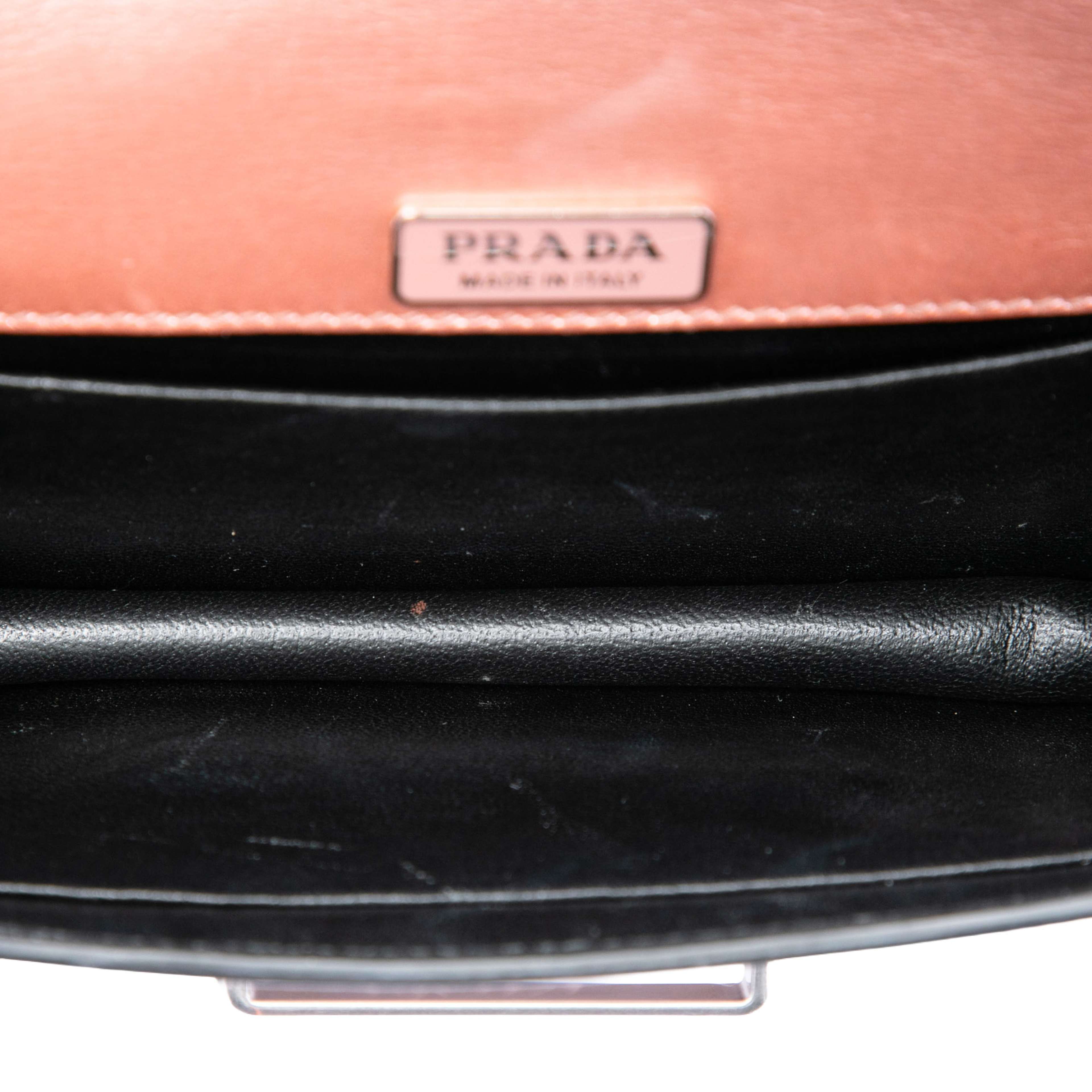 Prada Saffiano Trimmed Metallic City Calf Cahier Crossbody, från Luxclusif, i färgen svart. Klicka för att öppna bilden i stort format