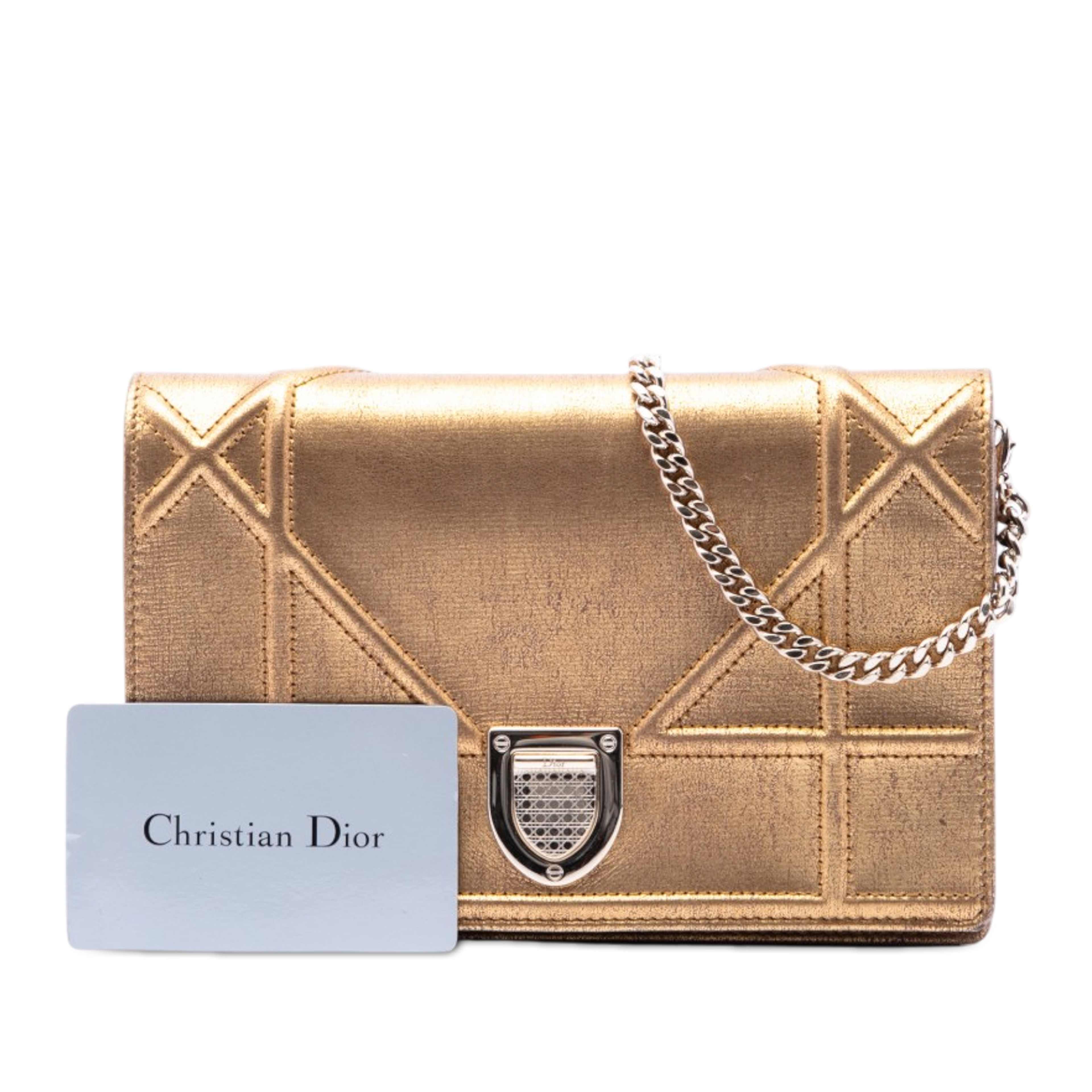 Dior Metallic Calfskin Diorama Wallet On Chain, från Luxclusif, i färgen guld. Klicka för att öppna bilden i stort format