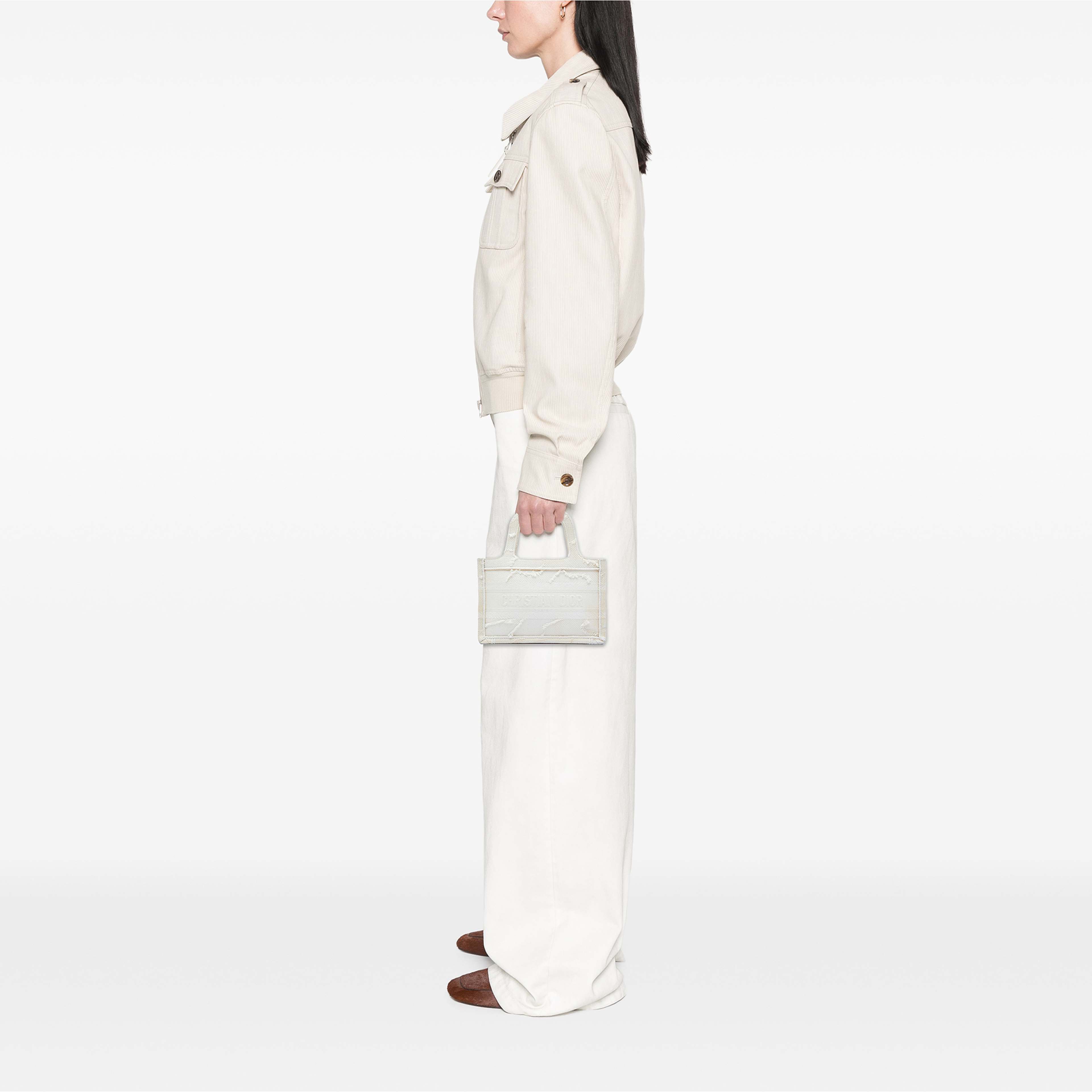 Dior Mini Embroidered Canvas Camouflage Book Tote, från Luxclusif, i färgen vit. Klicka för att öppna bilden i stort format