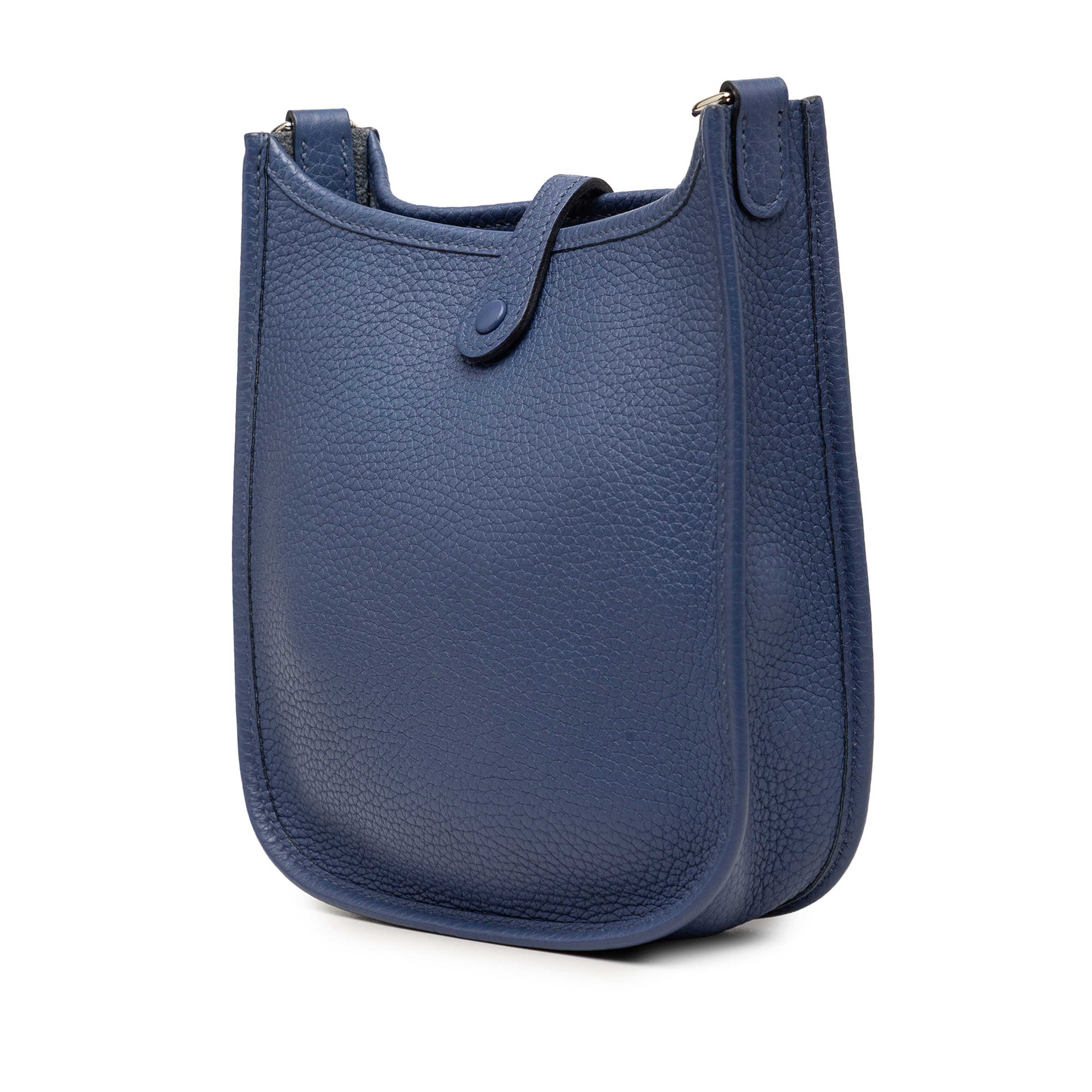Hermès Clemence Evelyne 16 Amazone, från Luxclusif, i färgen blå. Klicka för att öppna bilden i stort format