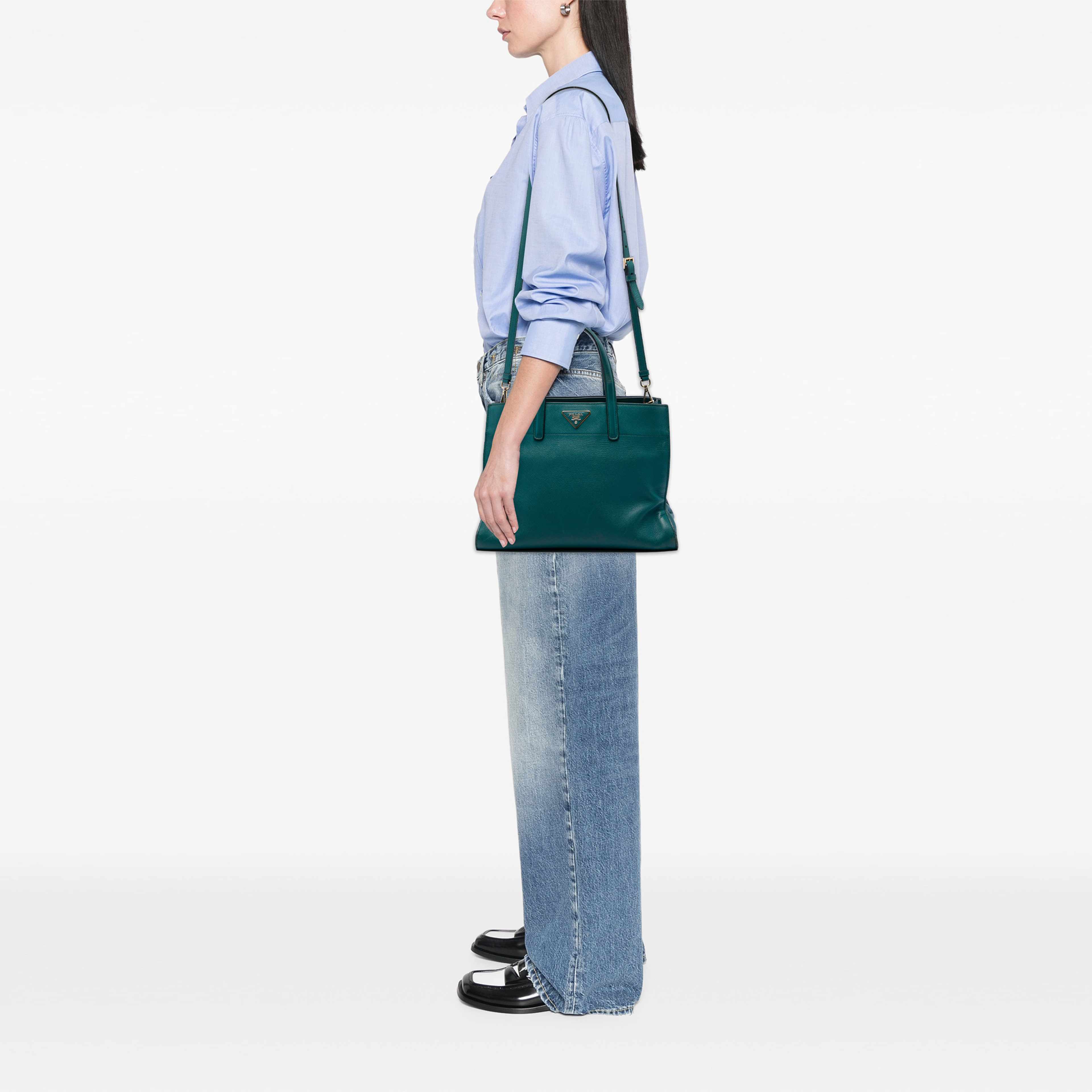 Prada Saffiano Soft Triple Pocket Tote, från Luxclusif, i färgen blå. Klicka för att öppna bilden i stort format