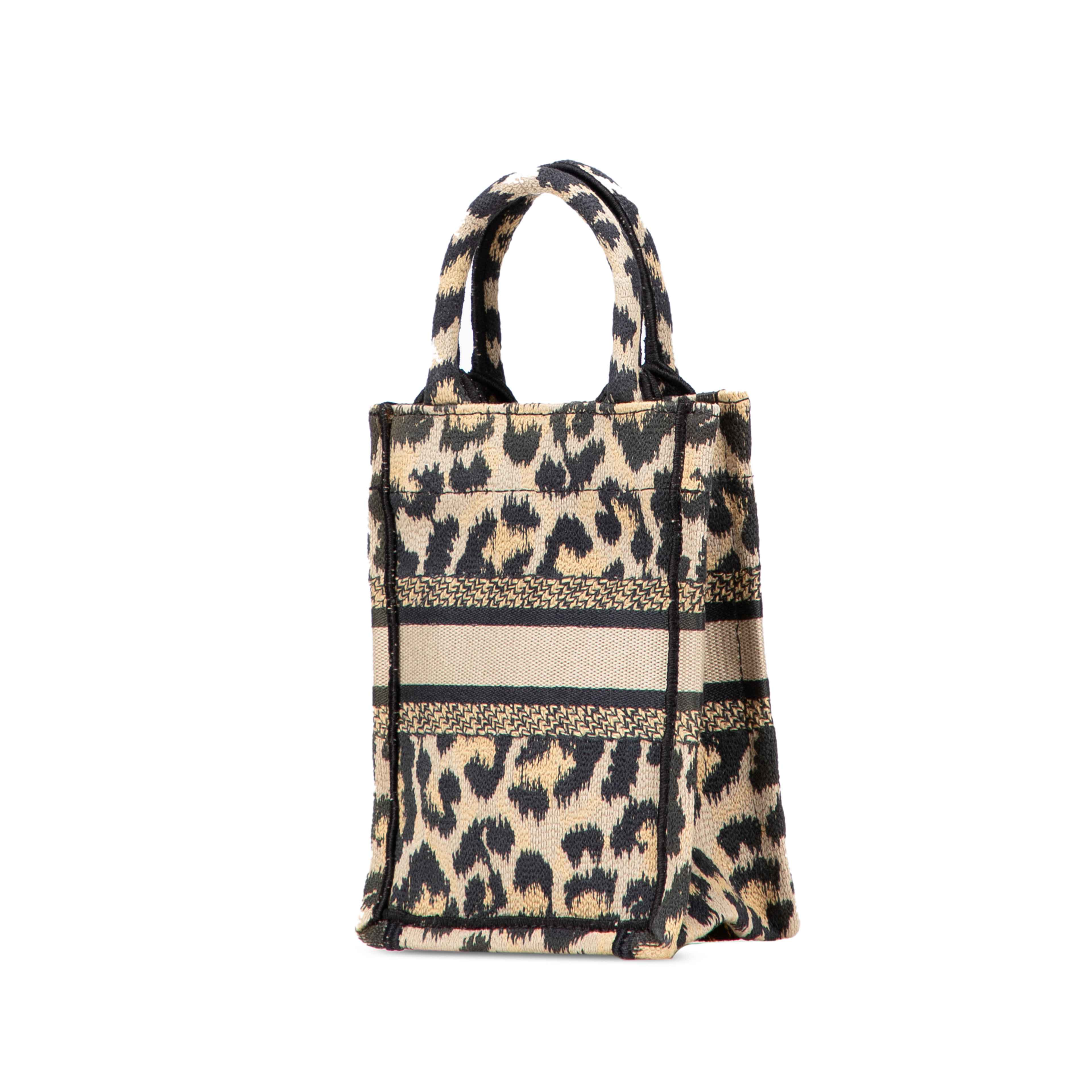 Dior Mizza Mini Embroidered Canvas Leopard Vertical Book Tote, från Luxclusif, i färgen beige. Klicka för att öppna bilden i stort format
