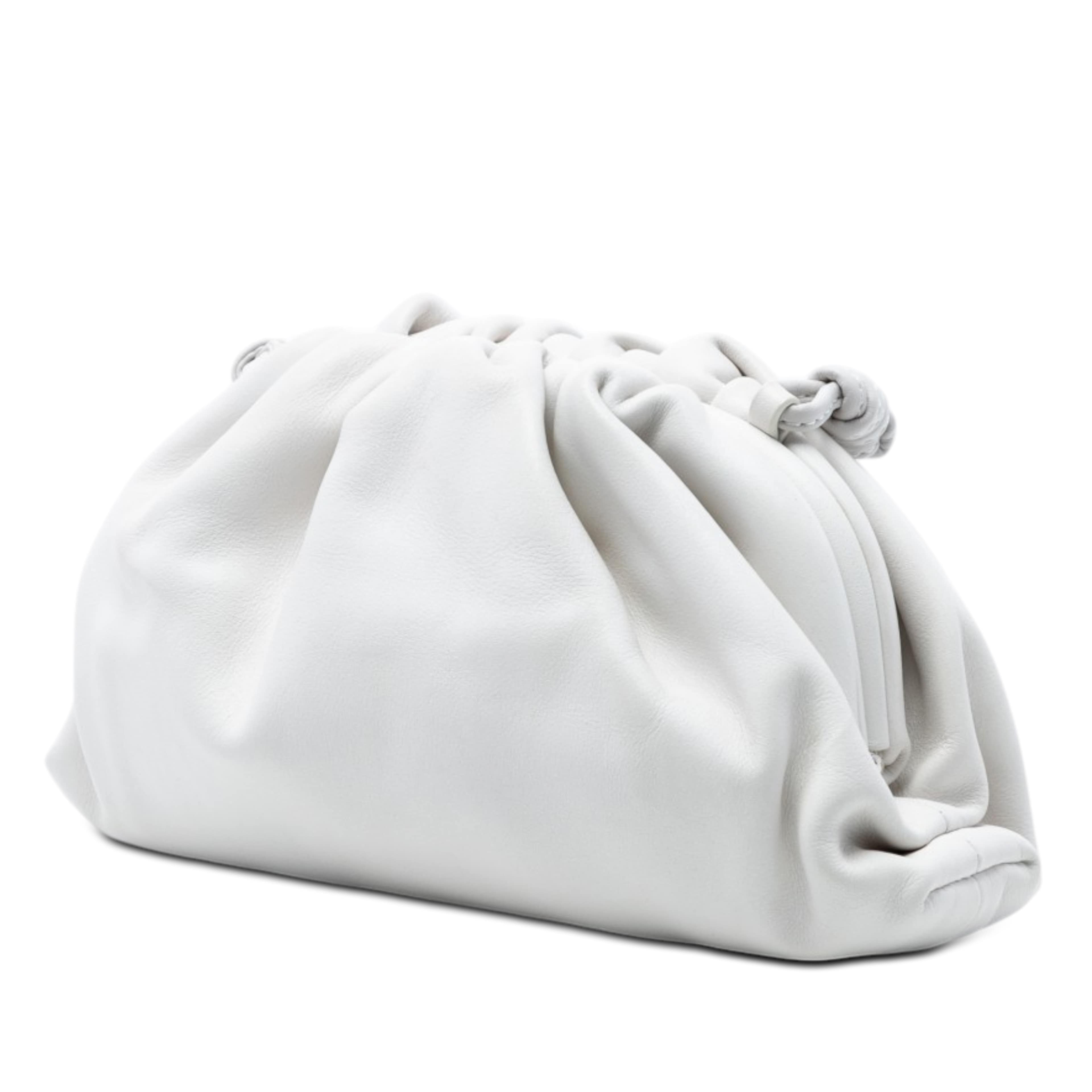 Bottega Veneta Lambskin The Mini Pouch Crossbody, från Luxclusif, i färgen vit. Klicka för att öppna bilden i stort format