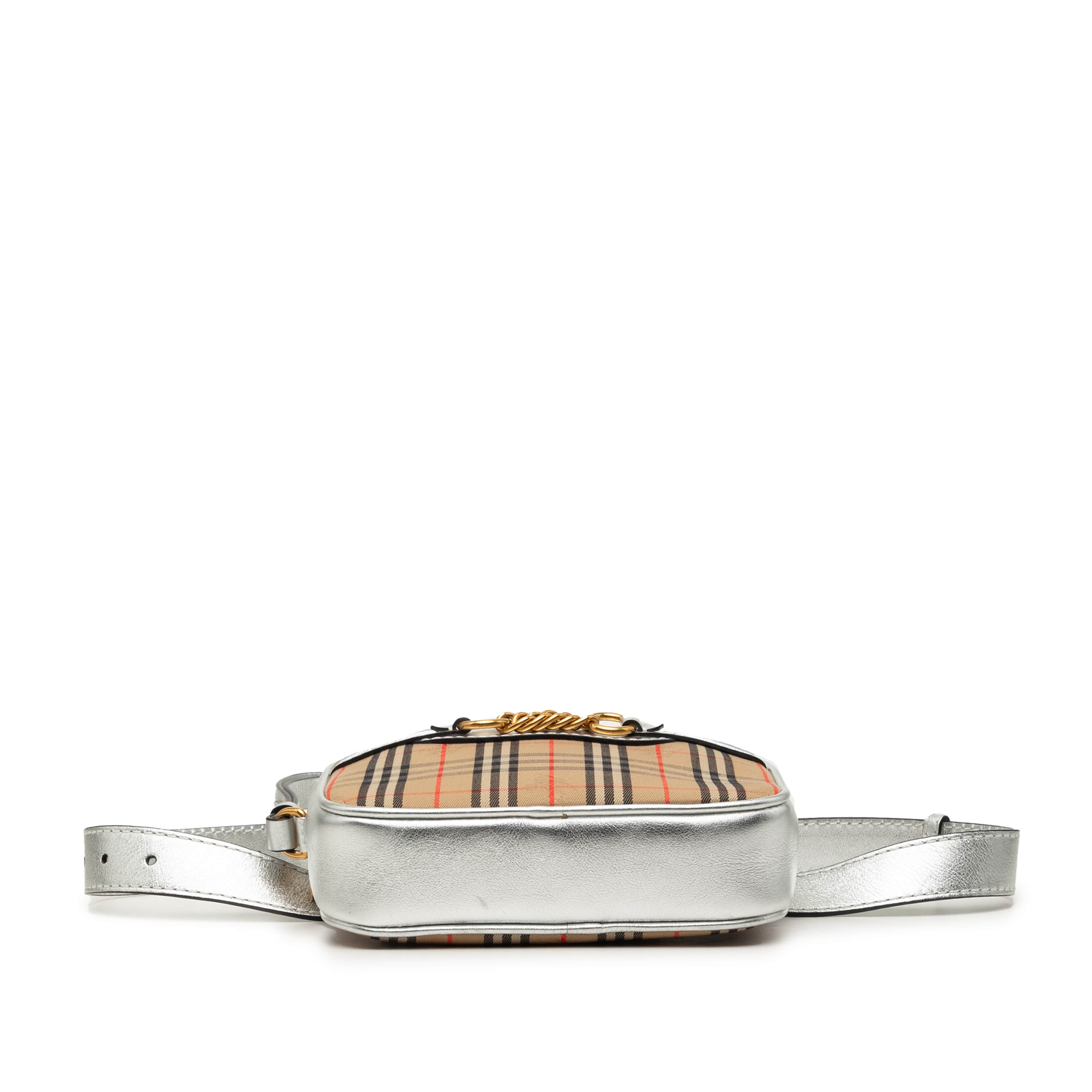 Burberry Haymarket Check Canvas 1983 Link Belt Bag, från Luxclusif, i färgen beige. Klicka för att öppna bilden i stort format