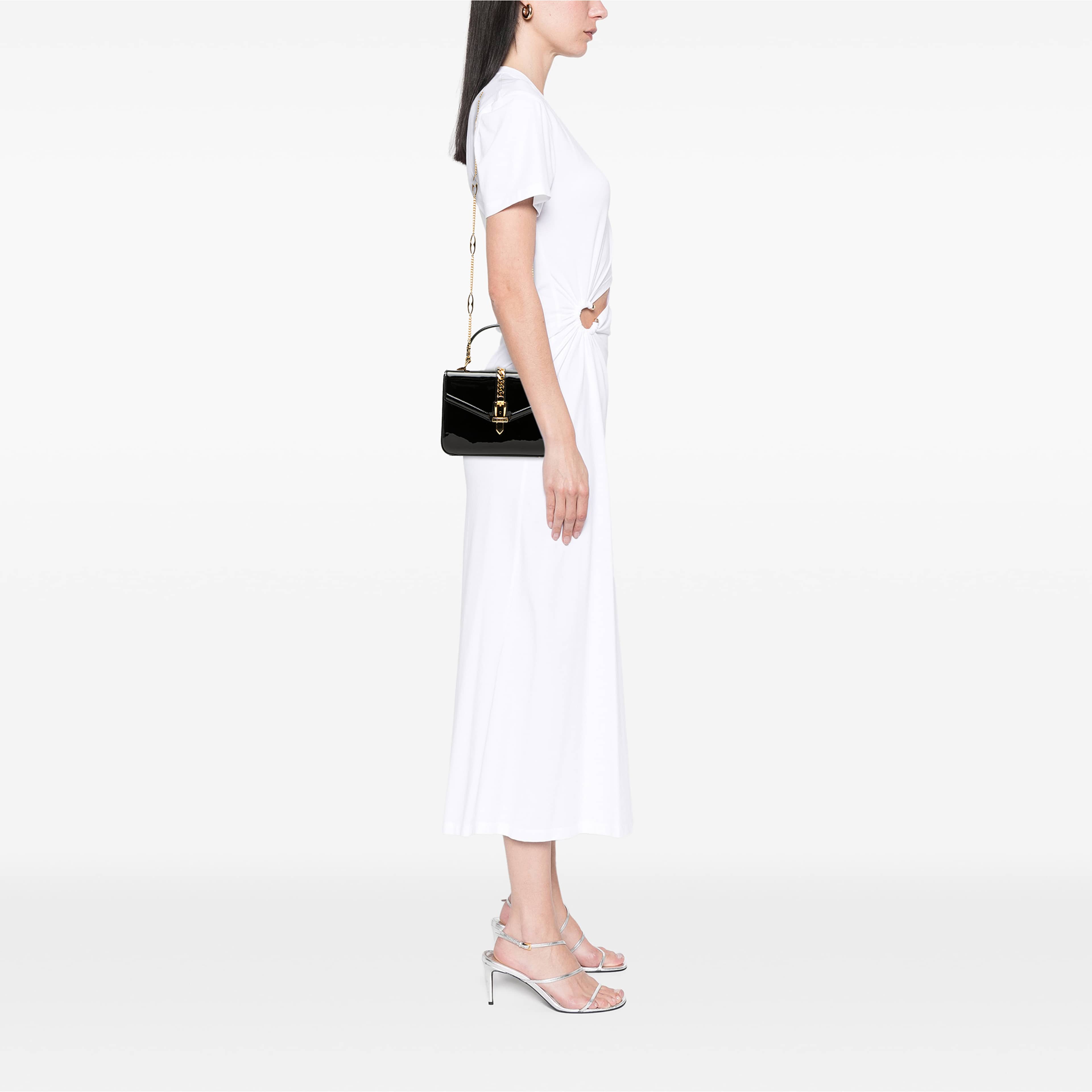Gucci Mini Patent Sylvie 1969 Top Handle Bag, från Luxclusif, i färgen svart. Klicka för att öppna bilden i stort format