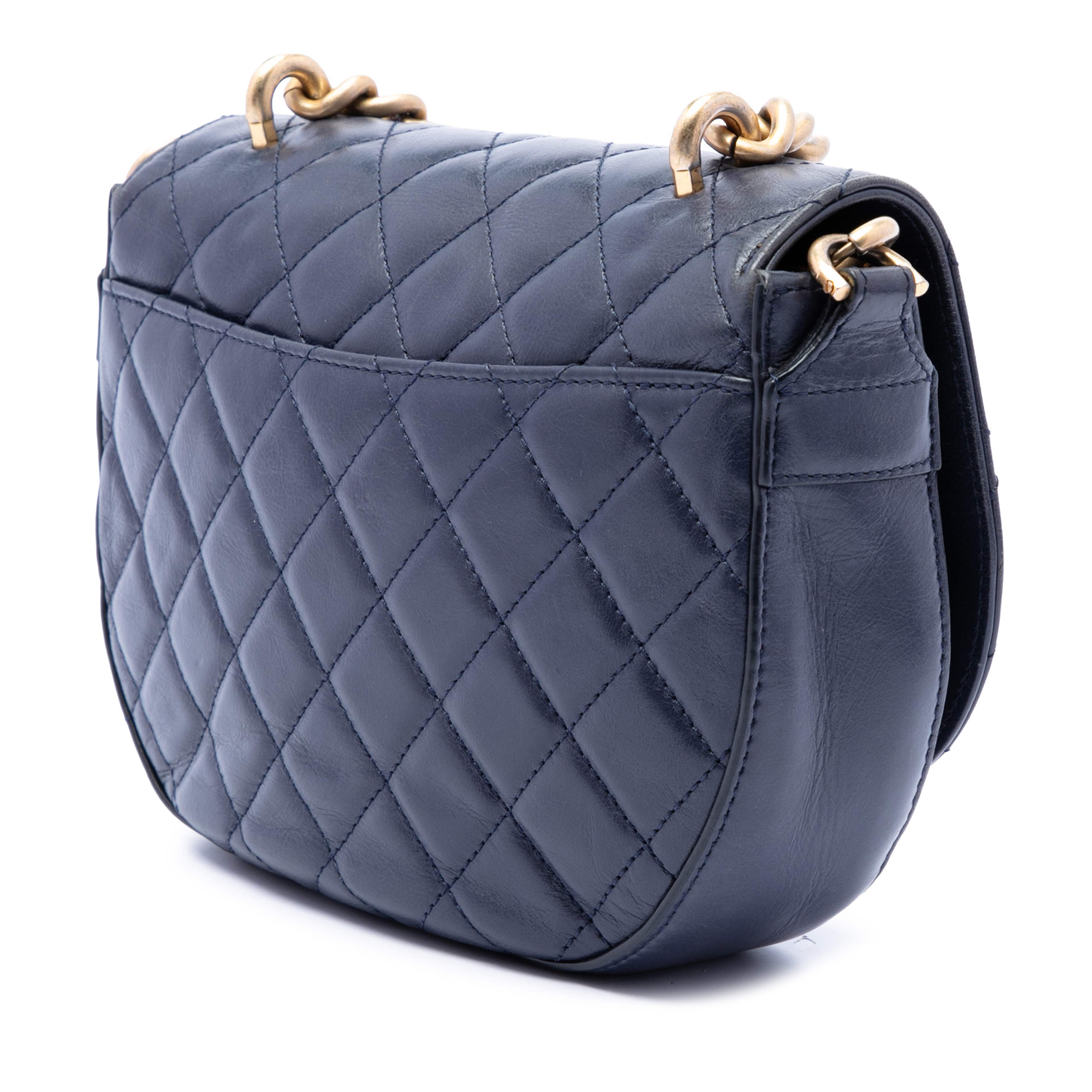 Chanel Cc Quilted Lambskin Chain Handle Half Moon Flap, från Luxclusif, i färgen blå. Klicka för att öppna bilden i stort format