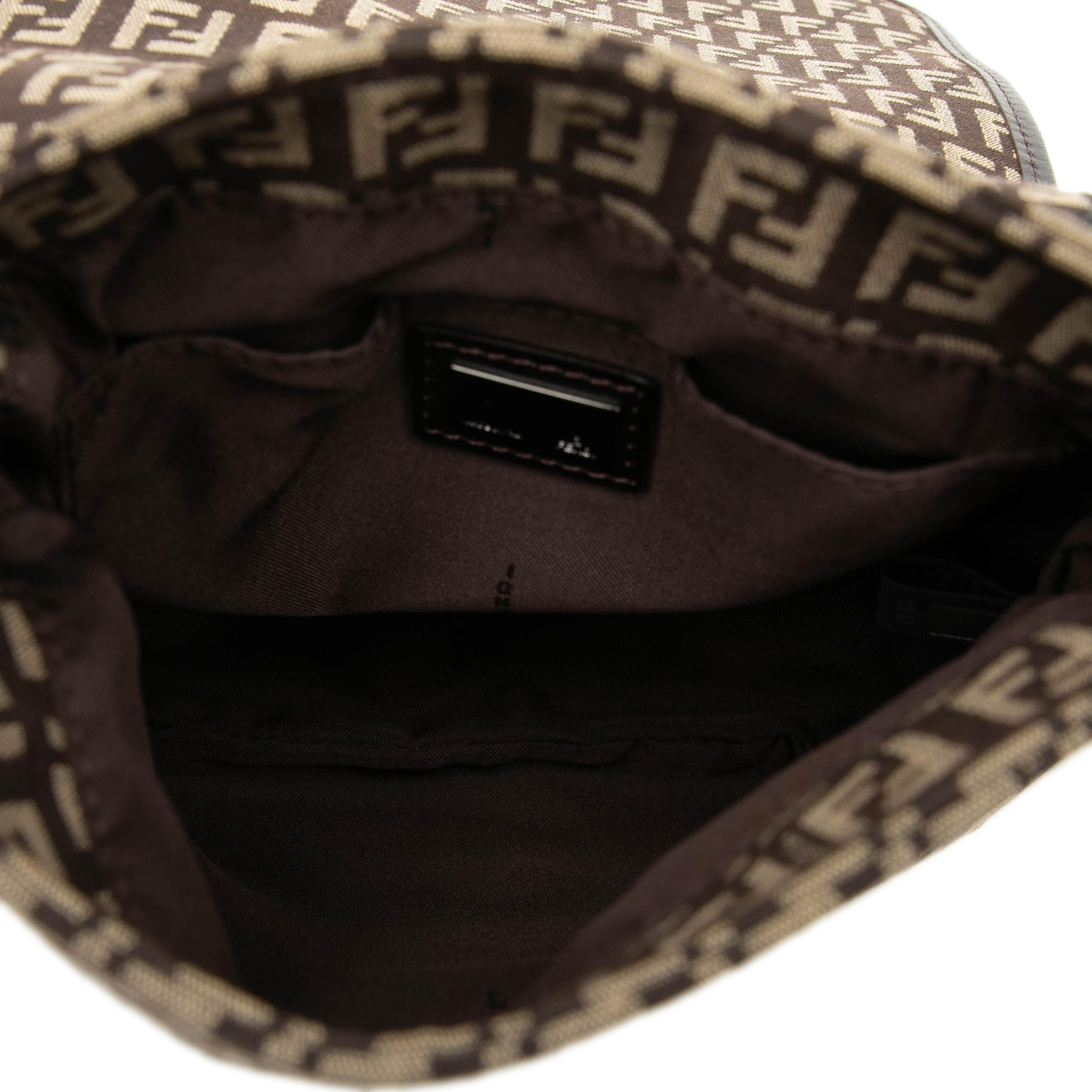 Fendi Zucchino Canvas Crossbody, från Luxclusif, i färgen brown. Klicka för att öppna bilden i stort format