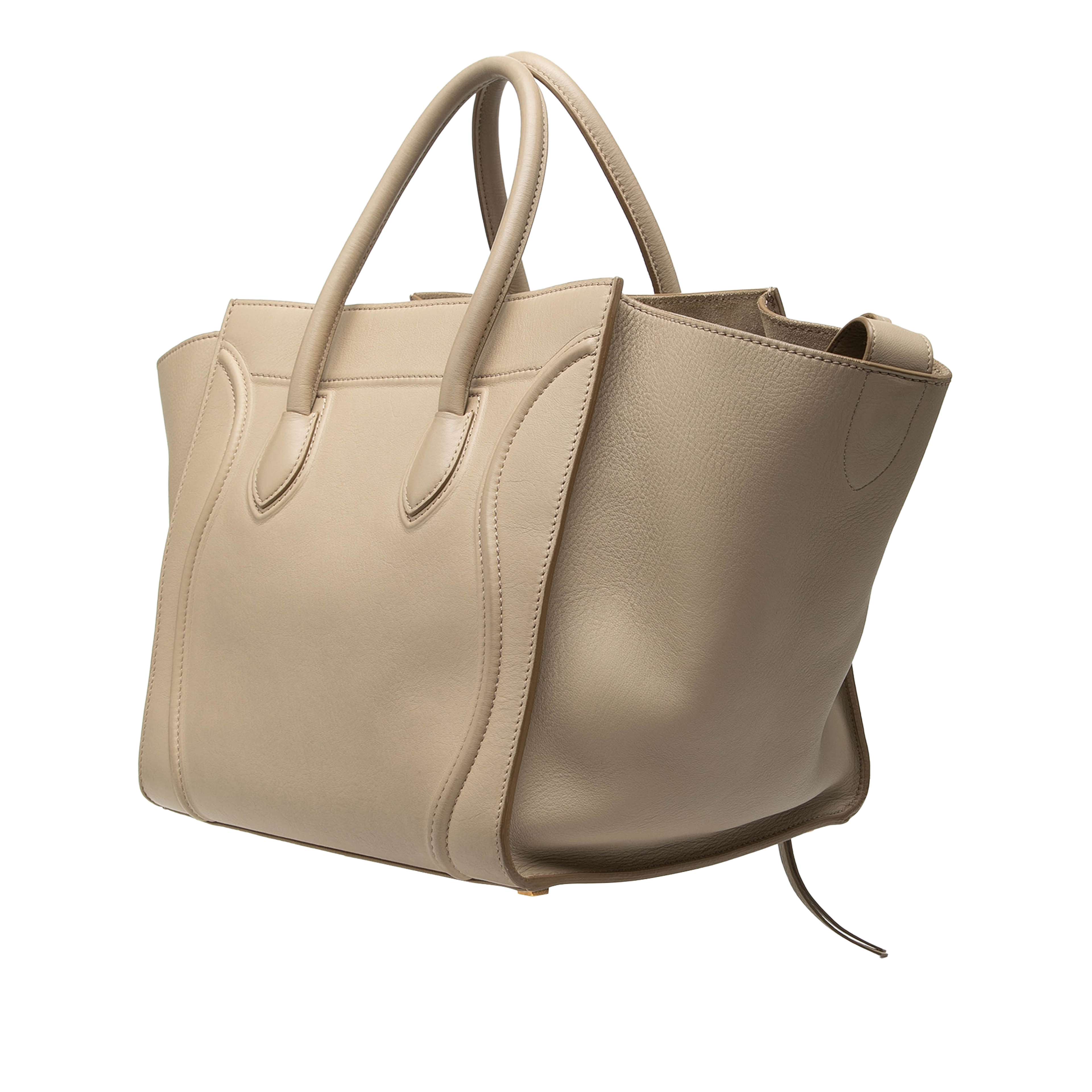 Celine Medium Leather Luggage Phantom Tote, från Luxclusif, i färgen beige. Klicka för att öppna bilden i stort format